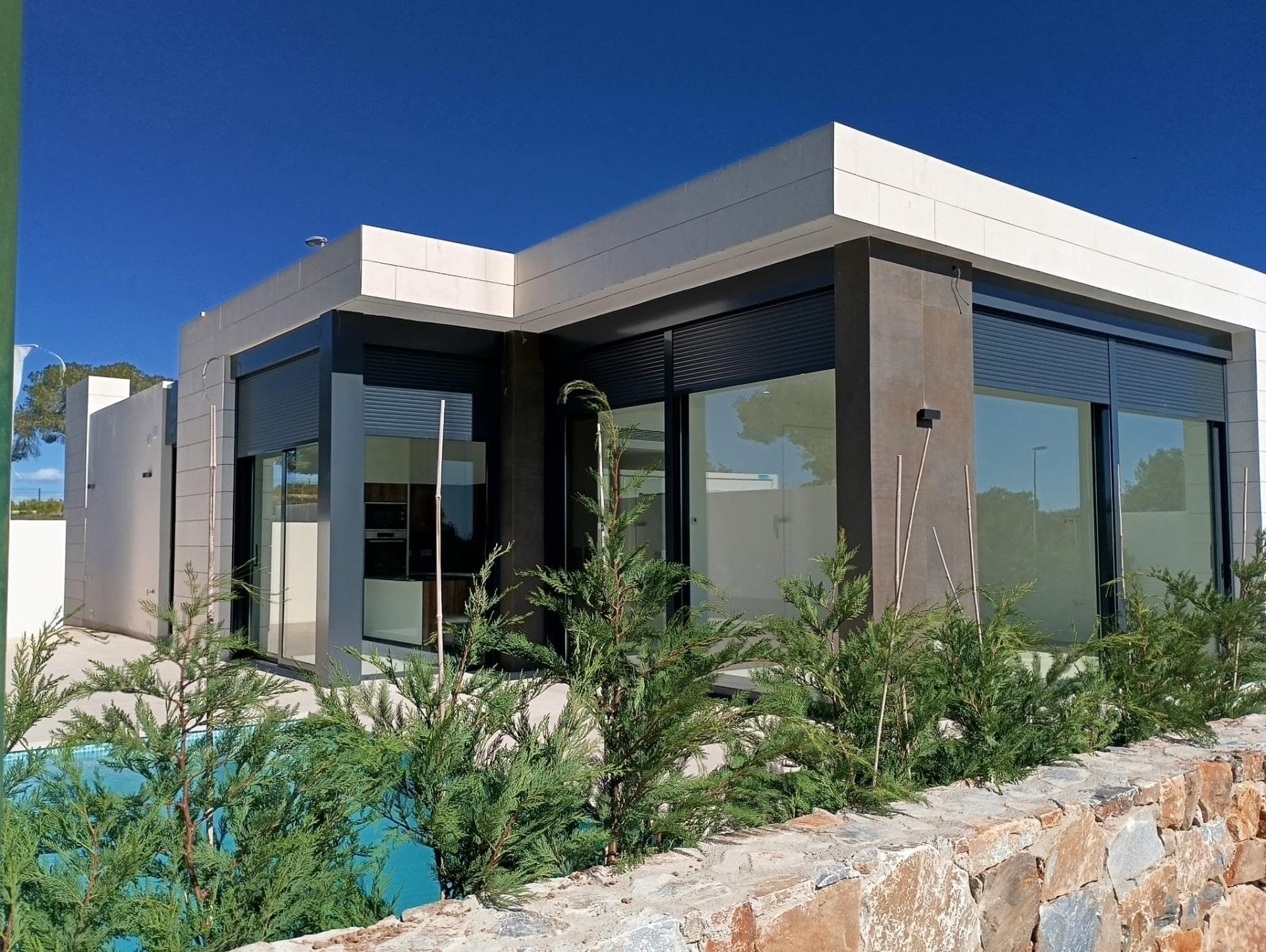 NEW BUILD VILLAS IN PILAR DE LA HORADADA ON THE GOLF COURSENew Build residential of 6 detached villas in Pilar de la Horadada.New Build one level villas has 3 bedrooms, 2 bathrooms, guest toilet, open plan kitchen with the lounge area, fitted wardrobes, private garden with private pool and off road parking space.Pilar de la Horadada is the southernmost town and municipality on the Costa Blanca in the province of Alicante.The city is located on the border between the Comunidad Valenciana and the Murcia region.The town of Pilar de la Horadada is a typical Spanish town located just 2 km from the coast and the popular beaches of Torre de la Horadada.In the centre of Pilar de la Horadada you will find all amenities: shops, patisseries, banks, etc. along the main street 'Calle Mayor'. You will also experience a wonderful atmosphere near the local church on the 'Plaza de la Iglesia' where there are several cafes.In Pilar de la Horadada there is also a well-developed cycling and walking path network, and there is also a large offer of various sports activities.Lo Romero 18 hole golf course is just a short drive from town.The airports of Corvera (Murcia) and Alicante are respectively 40 and 55 minutes away.