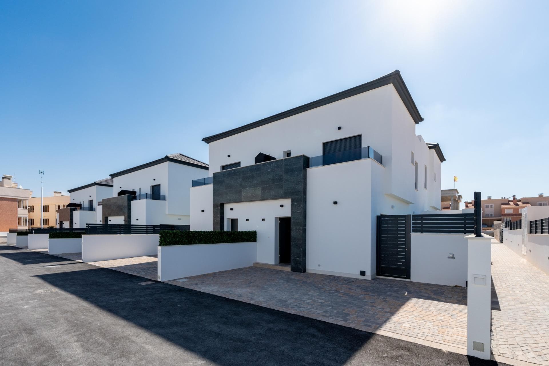 3 BEDROOM BUNGALOWS IN EXCLUSIVE RESIDENTIAL IN GRAN ALACANT! Discover this exclusive residential of bungalows from 86.28m² with a garden from 64m², and with 2 or 3 bedrooms. It is a private urbanization, which has a communal pool, garden areas and children's play area for the enjoyment of free time. The residential is located in the Cape of Santa Pola, between the mountains and the Carabassí beach. With the provision of all services, highlighting a Shopping Center a few meters away, with fashion, a wide area of ​​leisure, services and restaurants, gas station, bus stop, etc ... It borders the main road, on the one hand, and the Mediterranean Sea on its east side, with fine sandy beaches and extensive pine forests. The bungalows are on two floors, with high quality finishes, large parking spaces and terraces to enjoy the sun all year round! It is delivered with the installation of two air conditioners, a kitchen with an oven, an induction ceramic hob and an extraction hood. -12 km from Alicante-Elche International Airport -6 km from Santa Pola -23 km from Alicante Enjoy the comfort of the spaces in a privileged area!