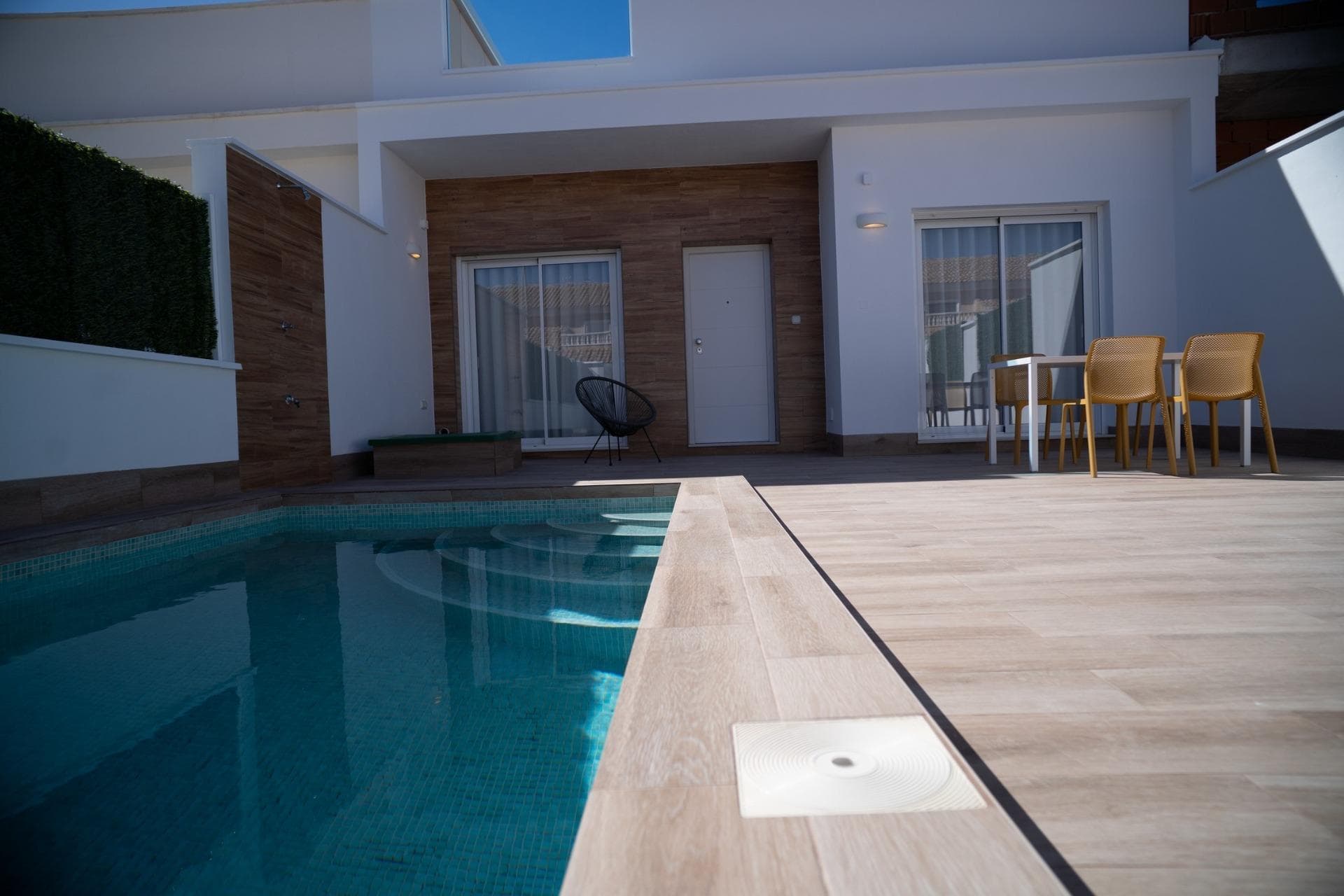 NEW BUILD TOWNHOUSES IN SAN JAVIER New Build luxury complex of 24 one level villas or on 2 floors with private pool, terraced area and solarium with Summer kitchen that allows you to enjoy all hours of sunshine, every day of the year. Each villa has 2 or 3 bedrooms and 2 fitted bathrooms on one level or 3 bedrooms and 3 fitted bathrooms on two levels.  Designed with a contemporary style and open planned concept, comprising a fully-fitted kitchen and lounge-dining room. The development is located in San Javier (Murcia), near the beach, surrounded by services, parks, sports facilities and several Golf Courses. The property will meet the highest standards and will be equipped with: Private swimming pool with shower. Kitchen completely furnished and equipped with oven, microwave, fridge, integrated dishwasher, hob and extractor fan. Lighting: inside the property (dining room, kitchen, corridors and bathrooms) as well as in outdoor areas. Lined wardrobes with drawers. Fully fitted bathrooms with toilet, vanity unit, mirror and shower with screen panels. Pre-installation for ducted air conditioning. Solarium with Summer kitchen. Parking space on the plot. San Javier is close to all amenities with easy access to the beach, water sports, shops and the transport network. Here you can enjoy all of the facilities that San Javier has to offer such as the local shops, bars and restaurants as well as being near to shopping centres, the airport of Murcia and all of the beautiful places to be found along the Mar Menor.  Corvera/Murcia airport is 30 minutes away and Alicante airport is 45 minutes away.
