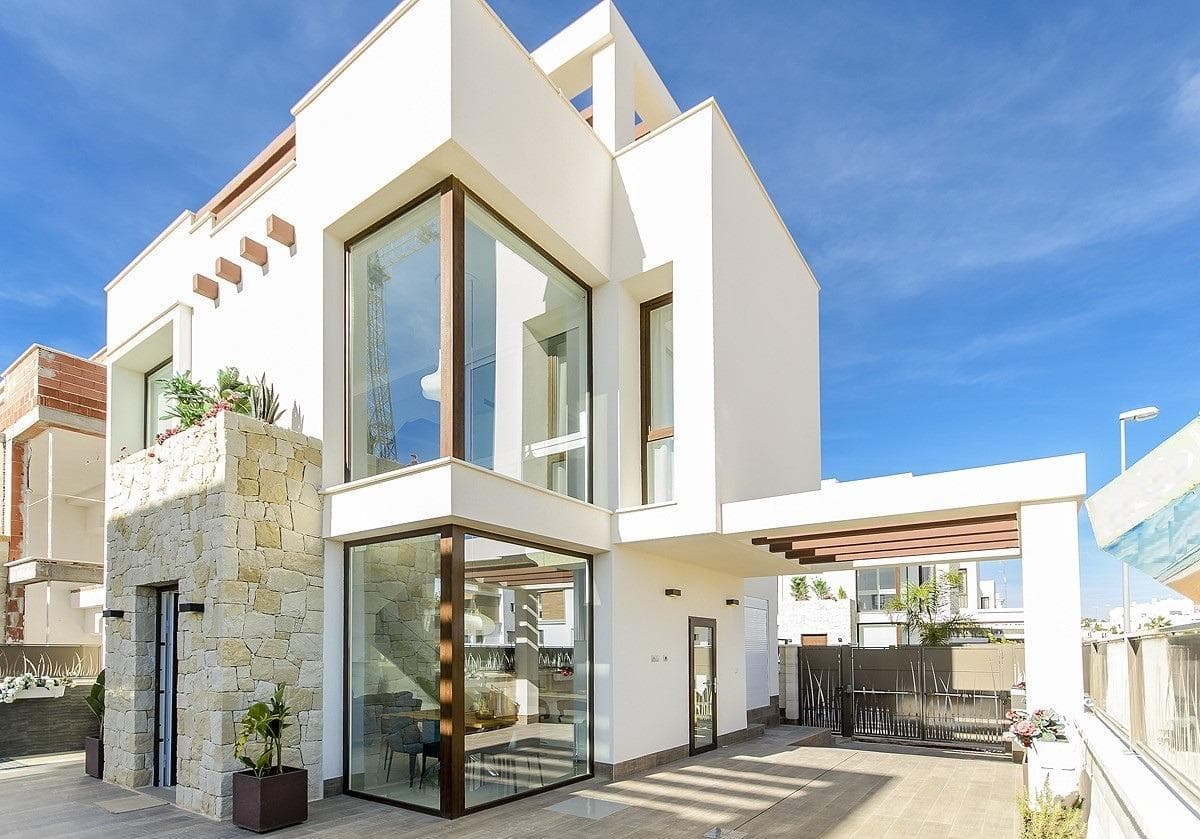 NEW-BUILD VILLA DEVELOPMENT IN LOS MONTESINOSNewly built villas with 3 bedrooms and 3 bathrooms, featuring an open-plan kitchen and living-dining area. All villas feature a rooftop terrace, private swimming pool, private garden and parking within the plot. Some units have basements where additional bedrooms and bathrooms can be fitted. All are built using high-quality materials and advanced technology for the comfort and convenience of our clients.  The traditional village of Los Montesinos is strategically located a 10-minute drive from the beaches and leisure facilities of Torrevieja (with all the amenities of a major town: theatre, 2 hospitals, international schools, etc.), several golf courses and with easy access to the A7 motorway, allowing you to reach Alicante Airport in 20 minutes. The development features supermarkets and bars for everyday needs, whilst offering a peaceful, rural setting.  The climate in this area guarantees 300 days of sunshine a year with an average temperature of 20°C, which, combined with the rich local cuisine and the cultural and sporting activities available in the surrounding area, makes this an ideal place to establish a second home for holidays or a peaceful place to live permanently.