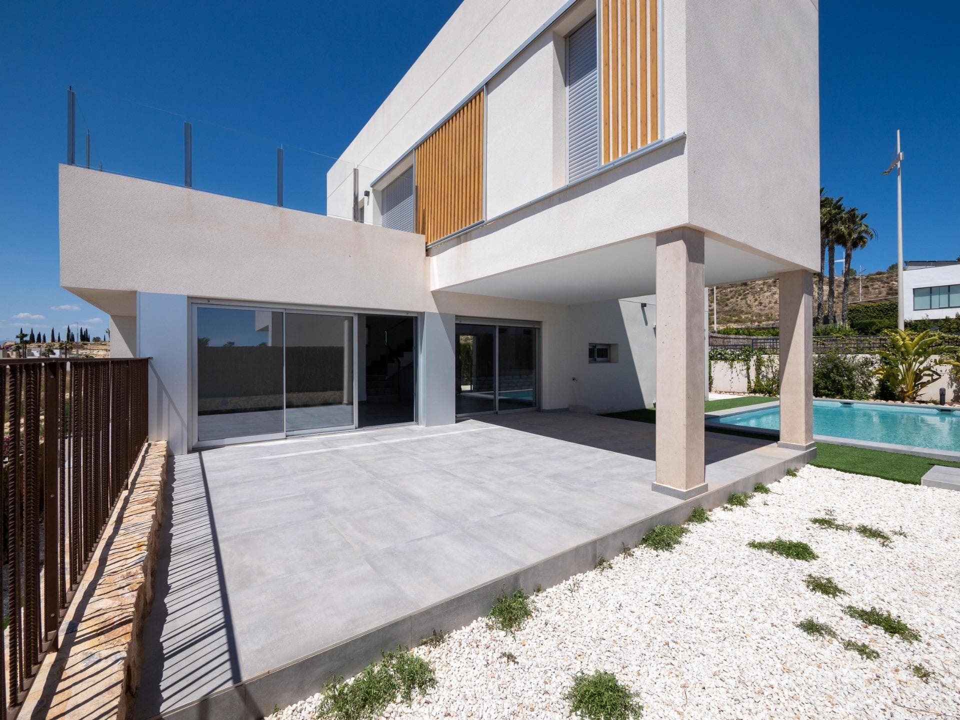 MODERN DESIGN VILLA WITH GOLF VIEWS Designer villa in one of the most exclusive locations on the Costa Blanca. With spectacular views over the Finca Golf Resort, this modern house with Mediterranean touches of 4 bedrooms and 3 bathrooms, takes you to a privileged corner where you can enjoy the good climate in its more than 150 square metres and its basement of more than 80m2.  It stands out for the use of the best qualities as well as a large garden that allows us to enjoy absolute privacy and a dreamlike private swimming pool that will make every moment an unforgettable memory. Located on the La Finca golf course in Algorfa, 20 minutes from the wonderful beaches of Guardamar.
