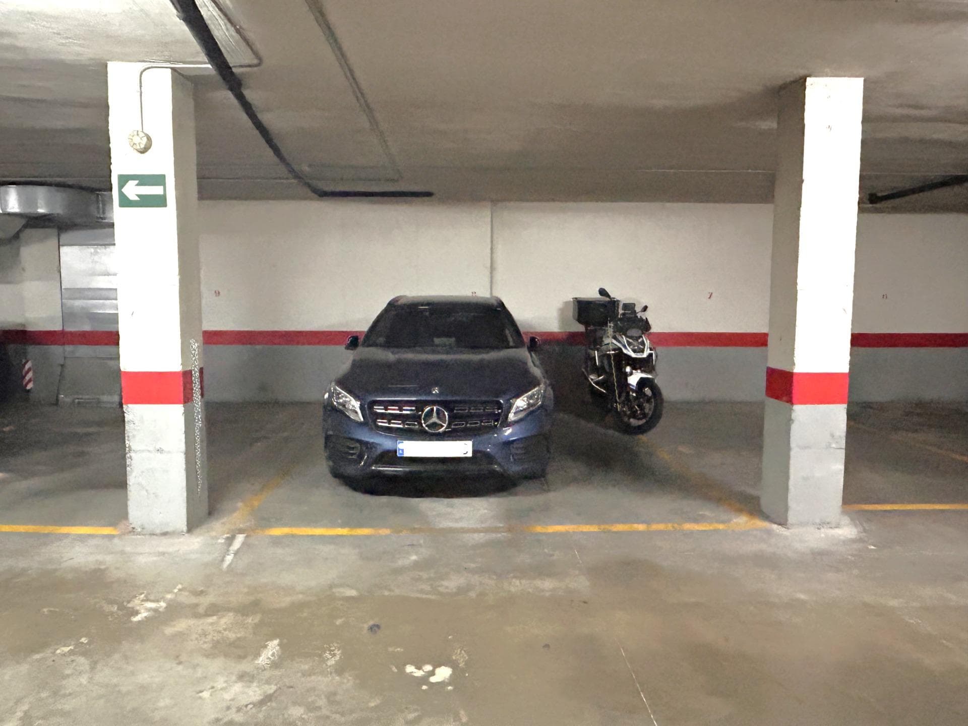 🅿️ Very spacious parking space in the city centre – large car + motorbike In the city centre, spacious parking spaces are rare. Even more so when they offer easy ramp access and real space. A very spacious parking space, ideal for a large car plus a motorbike, with no awkward manoeuvres or tight adjustments. Located in a very central area (next to the DIA supermarket), with easy access via a wide ramp, designed for stress-free daily use. ✔️ Easy entry and exit ✔️ Dimensions: 5.30 x 3.35 m City centre, space and comfort. You don’t often get all three together ☀️