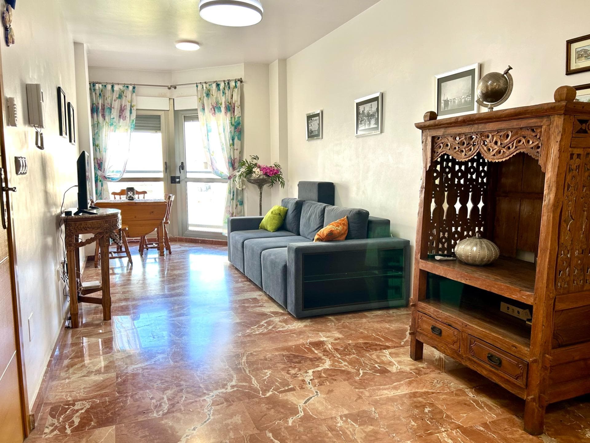 Just 300 metres from the sea and right in the heart of town ☀️ If you’re looking for comfort, a great location and a home that’s ready to move into, this apartment could be just what you need. It is set in the centre of Torrevieja, with everything close at hand: shops, cafés, everyday services and the sea just a short walk away. It’s one of those locations that genuinely makes life easier. Built in 2007, the property is in impeccable condition and offers very good qualities, including double-glazed windows, marble floors, ducted air conditioning, and an east-facing orientation that brings in lovely natural light. It offers 3 bedrooms and 2 full bathrooms, with a practical and comfortable layout. This is not a property for someone looking for extra-large space. It is for someone who wants to live close to everything, without complications, and enjoy Torrevieja with the sea just around the corner 🌴 This is not the kind of home you keep for “someday”. It is the kind of place you will want to enjoy from the very first moment.
