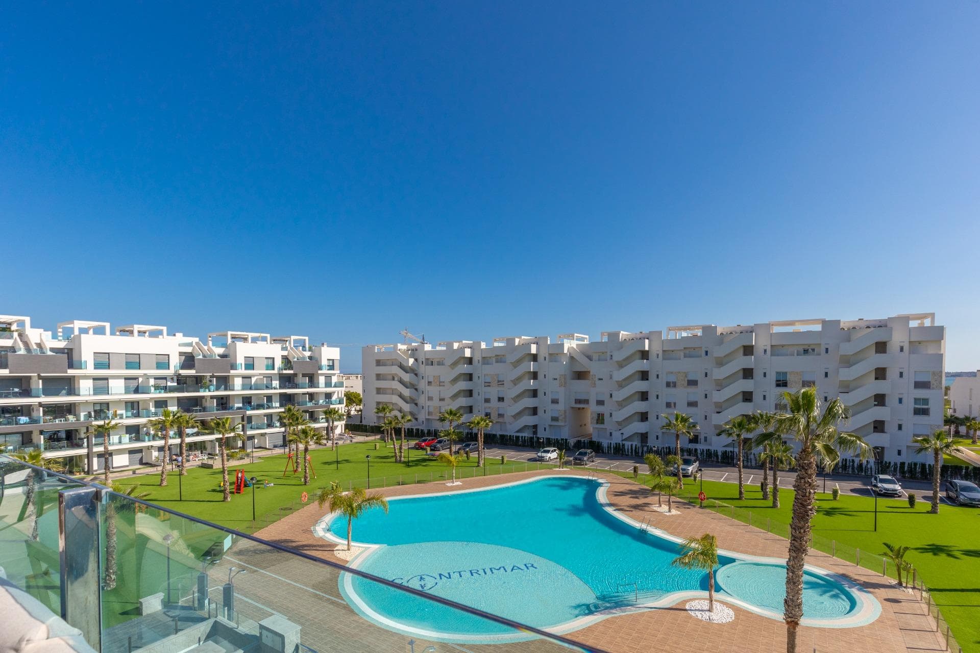 El Raso: An apartment to enjoy the best hours of the day at a slower pace ☀️ There is something about this apartment in El Raso, Guardamar del Segura that you notice straight away: it simply feels good to be here. The light comes in beautifully, the layout is comfortable, and the south-facing terrace becomes one of those corners you end up enjoying the most: here, sunshine all day is pretty much guaranteed. Having breakfast outside, reading for a while in the sun, letting a conversation go on without looking at the time… those small everyday moments just happen naturally here. The property offers 2 double bedrooms and 2 full bathrooms, with spaces designed to feel genuinely comfortable. And from the very spacious terrace, you can enjoy views of the spectacular communal pool, which adds that lovely sense of openness and calm people value so much. The gated community gives extra peace of mind for both you and the little ones, and it also offers a swimming pool, gym and spa, all within a very well-kept setting. It is the kind of place where life does not only happen inside the apartment, because it is also nice to go downstairs, take a walk and simply enjoy being there. It also includes a convenient parking space and the added bonus of a large storage room — both essential features that make the property not only attractive, but practical too. And all of this in an area like El Raso: peaceful, well kept, and just a few minutes from the beaches of Guardamar, some of the best on the Costa Blanca. A property that offers a lighter, easier and more enjoyable way of living 🌴 Legal taxes and purchase costs not included.