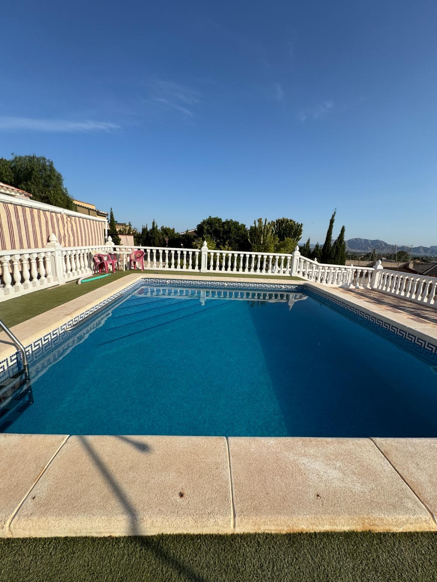 Detached Villa on Private Plot with Swimming Pool and Leisure Area. Detached single-family house for sale on a single floor, situated on an independent plot, with private swimming pool, garden area and various auxiliary constructions that make it an ideal property both as a permanent residence and as a holiday home. This cosy ground floor detached house offers a functional and comfortable layout for the whole family. Its rooms are designed to guarantee spaciousness, natural light and well-being in the day to day life. The property consists of: Covered terrace ideal for enjoying the outdoors, spacious living and dining room, fully functional independent kitchen, laundry room, 4 well distributed bedrooms, 2 complete bathrooms (one with access from the outside). The property is completely finished and is in a good state of conservation and habitability, ready to move into. The plot has a well-kept garden area and several outdoor spaces that make this property the perfect place to enjoy the good weather, family and friends. 🏊‍♂️ Rectangular-shaped private swimming pool, located in the front garden, with a water surface area of 39 m². Ideal for cooling off and relaxing in summer. 🍖 Covered barbecue, located in front of the pool. A perfect space for outdoor meals and social gatherings. 🧱 Auxiliary construction under the pool, taking advantage of the natural slope of the land. This functional space is divided into: Technical room for the purifier Toilet with changing room Storage room Woodshed. All of this perfectly complements the main house, offering comfort, organisation and outdoor recreation areas. 📍Location: Partida Las Lomas, Albatera Located in a quiet and consolidated residential area, just 6 km from the town centre of Albatera. Well communicated by road (quick access to A-7 and N-340), with easy connection to Crevillente, Elche and Alicante airport (30 minutes). Ideal for those looking for privacy, outdoor space and good accessibility.