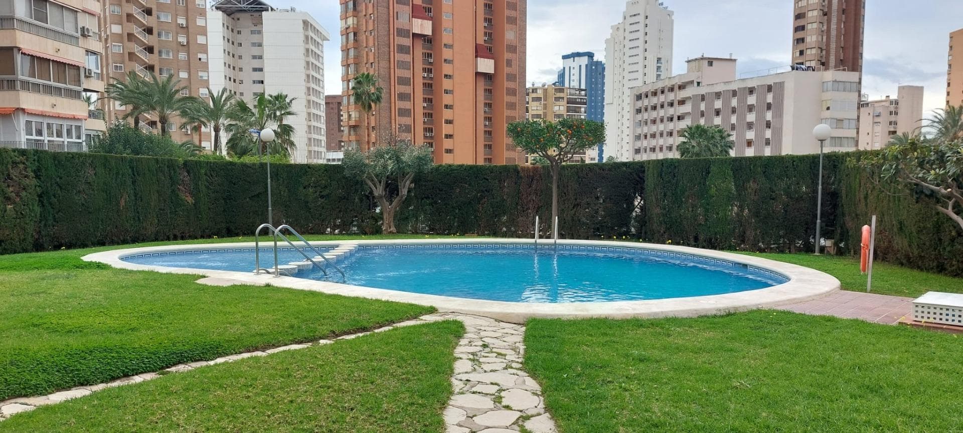 Discover this fantastic apartment for sale located in the Mercadona area of Benidorm, situated on a privileged high floor, offering stunning sea views and excellent natural light throughout the day. It is an ideal property both as a permanent residence, a second home, or an investment, thanks to its strategic location and features. The apartment has a cozy bedroom, a full bathroom, and a functional layout that makes the most of every space. The property has been renovated, featuring a modern style and is ready to move into without the need for improvements. One of its main highlights is its enclosed terrace, perfect for enjoying sea views at any time of the year, creating a very versatile additional space. The residential complex where it is located offers excellent amenities, including a communal swimming pool and garage, providing comfort and tranquility to its residents. In addition, it is a well-kept and maintained environment, ideal for enjoying the Mediterranean lifestyle. The location is another of its greatest strengths, as it is close to all necessary services: supermarkets (Mercadona, 100 m), restaurants, public transport, and leisure areas. Just a few minutes away are Levante Beach, L’Aigüera Park (166 m), and the center of Benidorm (350 m), where you can enjoy a wide range of shopping and entertainment options all year round. Don’t miss this opportunity to acquire a property with sea views in one of the most sought-after areas of Benidorm. Come visit it and fall in love with its potential.