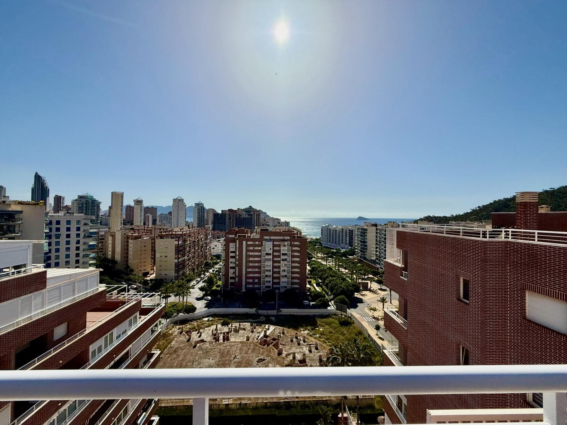 Discover this exclusive penthouse in one of the most sought-after areas of La Cala de Villajoyosa, just minutes from Benidorm. A unique property that combines spaciousness, natural light, and breathtaking views of the Mediterranean Sea, ideal both as a permanent residence and a high-yield investment. With a total of 107 m² of living space, this home is distributed over two perfectly utilized floors, offering comfort and privacy in every corner. In this apartment, you'll find a welcoming 63 m² living space that includes a bright living-dining room with access to a terrace, a fully equipped independent kitchen with a utility room, a bedroom with a built-in wardrobe, and a full bathroom. The apartment is furnished and ready to move into, equipped with split-system air conditioning, heating, and an alarm system. Thanks to its orientation and corner location, you'll enjoy sunshine throughout the day and pleasant natural ventilation. The jewel of this property is located on the upper floor: a spectacular 57 m² private terrace with panoramic sea views, accessed via a staircase from the lower terrace. A perfect space to relax, sunbathe, or enjoy unforgettable evenings in complete privacy, surrounded by a tranquil and privileged environment. The building, constructed in 2006 and in excellent condition, features an elevator, a communal swimming pool, gardens, and is located in a gated community that guarantees security and peace of mind. The associated costs are very competitive, with an annual property tax (IBI) of €439 and monthly community fees of €93. The location is another of its great attractions. Just a 10-minute walk away is La Cala de Finestrat Beach, one of the most highly regarded in the area for its family-friendly atmosphere and calm waters. Furthermore, you'll have all the necessary amenities at hand: supermarkets like Consum are about a 5-minute walk away, pharmacies like Farmacia La Cala are 7 minutes away, and nearby bus and tram stops connect you to the entire coast. Also noteworthy are nearby attractions such as the La Marina Shopping Centre, just 5 minutes away by car, as well as parks, schools and medical centres, making this property an ideal option for all types of profiles.