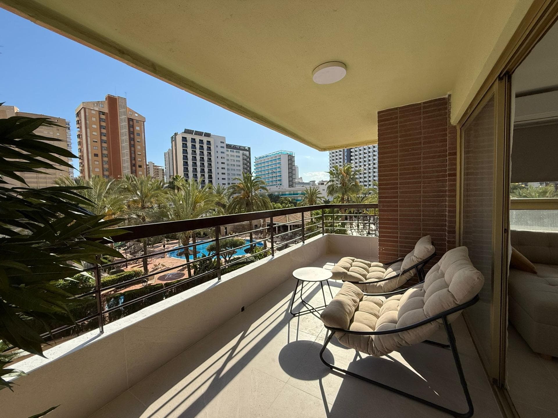 Discover this magnificent apartment located in one of Benidorm's most emblematic and sought-after areas, Rincón de Loix. A perfect home for those who wish to enjoy the sea, the excellent climate of the Costa Blanca, and all amenities within easy reach. Its prime location, just 300 meters from the beach, makes it an exceptional opportunity for both permanent residence and high-yield investment through holiday rentals. WATER INCLUDED IN THE COMMUNITY FEES. With 50 m² of living space, this apartment has been designed to make the most of every inch. It features a spacious double bedroom with a built-in wardrobe, a full bathroom, and a bright living-dining room that receives abundant natural light thanks to its excellent southern exposure. From the living room, you can access a pleasant 9 m² private terrace, a perfect spot for al fresco breakfasts, relaxing with a book, or enjoying the balmy Mediterranean evenings with unobstructed views of the city. The apartment is sold fully furnished and equipped, ready to move into from day one. It also features split-system air conditioning, an elevator, water and electricity connections, and a comfortable and functional layout, making it ideal for couples or those seeking a second home by the sea. As an added benefit, water consumption is included in the community fees, reducing regular maintenance costs. The complex offers excellent facilities to enjoy year-round. It includes a communal swimming pool, landscaped gardens, a gated entrance, and communal parking, creating a safe and pleasant environment for residents and visitors. All of this is located in a quiet area, yet close to the commercial and tourist activity that characterizes Benidorm. Its location is one of its greatest advantages. Within a few minutes' walk, you'll find supermarkets, pharmacies, medical centers, schools, playgrounds, bus stops, and a wide variety of restaurants and cafes. The proximity to the beach allows you to enjoy the sea without needing a car, while the wide range of services makes this property a very convenient option for year-round living.
