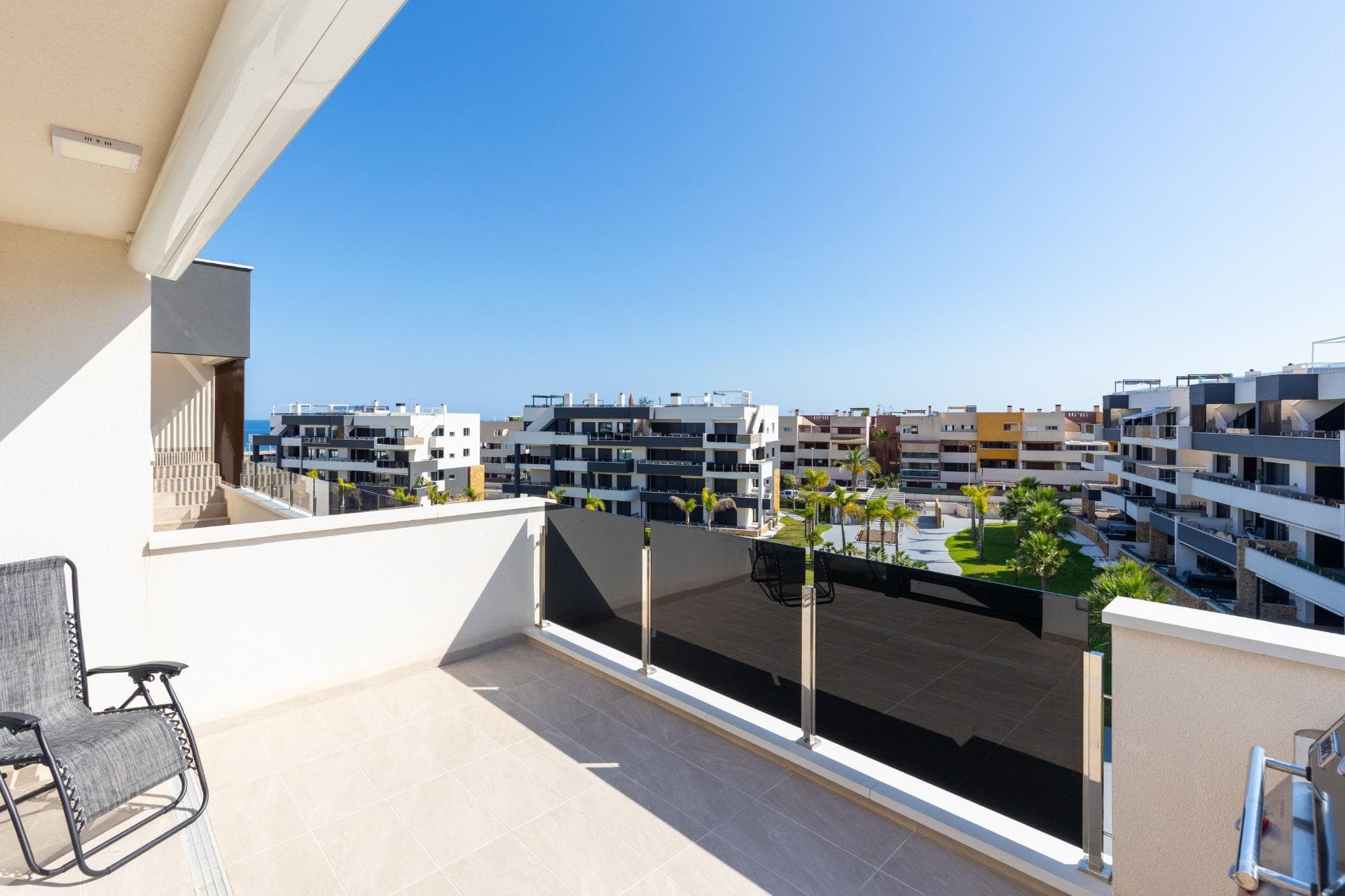 Penthouse apartment located in the prestigious and modern Amanecer Deluxe residential complex, in a quiet area known for its contemporary architecture and excellent location. The property has a built area of 75 m² and consists of 2 spacious bedrooms, 2 full bathrooms with underfloor heating, a fully equipped open-plan kitchen, and a bright living-dining area with access to a terrace. The apartment is sold as shown in the photographs and is ready to move in. On the rooftop, there is an impressive 60 m² solarium with jacuzzi, perfect for relaxing, sunbathing, and enjoying open views. The property also includes an underground parking space and a storage room. The gated community offers excellent communal facilities, including a swimming pool, barbecue area, children’s playground, gym, and sauna. All essential services such as supermarkets, sports centers, restaurants, and leisure areas are nearby. Located just a few minutes from the beaches of Orihuela Costa, within walking distance to shops, bars, and restaurants, and in a strategic area with planned infrastructure developments that will improve access to the beaches and enhance the property’s value. An ideal option as a permanent home, holiday property, or investment. Contact us today to arrange a viewing.