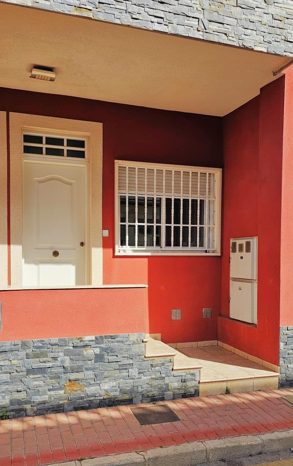There are houses… and then there are those that seem to hold stories even before you move in. In a quiet area of ​​San Pedro del Pinatar, just steps from the town center, you'll find this welcoming ground-floor home, where light floods in, transforming every corner into something special. Its spacious living room, open to the street, is a vibrant space, perfect for long afternoons and serene mornings. The house offers two bedrooms with built-in wardrobes, cozy havens where rest takes center stage. The separate kitchen, spacious and generous at 15 m², invites you to share recipes, conversations, and everyday moments that ultimately become the most important. From there, you can access a practical utility room/laundry area, designed for daily life. At the heart of the home, an interior patio emerges as a secret corner, ideal for breathing in the fresh air or simply letting the afternoon drift by. The property is delivered semi-furnished and equipped, ready for you to open the door and begin a new chapter without waiting or renovations. Its location is another of its charms: close to schools, amenities, and everything you need to live comfortably year-round. Just a 5-minute walk from the town square and town hall, where local life feels authentic, and 3.5 km from the sea, where the promenade and the salty breeze await at the end of the day. Because it's not just a house. It's the stage for everything that's yet to come.