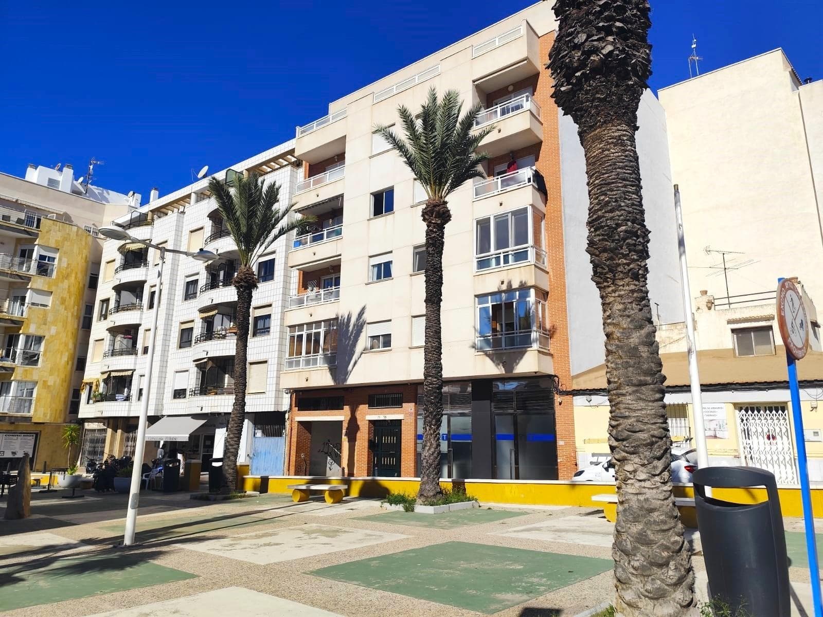 Enjoy the comfort of living in the heart of Torrevieja, with all services at your fingertips and the beach just a few steps away. This bright apartment, located on the fourth floor, offers a spacious living-dining room with access to a terrace that provides unobstructed views, perfect for relaxing. It features an independent kitchen, 2 double bedrooms with built-in wardrobes, and a large full bathroom. This property is ideal for families or as a rental investment. Its strategic location combines tranquility with proximity to shops, restaurants, and transport, making this apartment a unique opportunity. CONTACT US!
