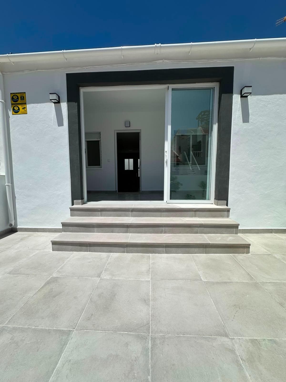 We present this bungalow in the La Siesta area of Torrevieja, an exceptional opportunity both for living and for investment. The property is currently undergoing a complete renovation and will be delivered fully refurbished, furnished, and ready to move into. The home is being completely transformed to offer a modern and welcoming style, featuring new smooth walls and high-quality finishes throughout. It has 2 bedrooms, 1 bathroom, a small rear patio that provides extra comfort, and a terrace ideal for enjoying the outdoors and the Mediterranean climate. Thanks to its south-facing orientation, the property enjoys excellent natural light. Being delivered fully furnished and renovated, it represents a secure investment in a quiet neighborhood with a prime location. Key points: Condition: Currently under renovation; delivered fully renovated and brand new. Finishes: Smooth walls and contemporary design throughout. Equipment: Delivered fully furnished. It is located in a quiet, established area just 10 minutes by car from the beautiful beaches of Torrevieja. If you are interested, do not hesitate to contact us.