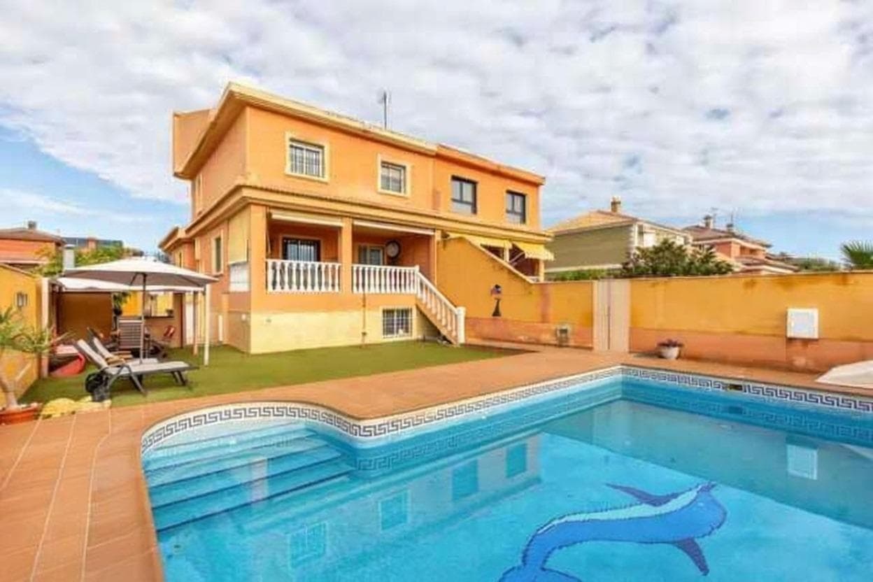 Located in the prestigious area of Aguas Nuevas, Torrevieja, we present this magnificent detached villa that combines spaciousness, comfort, and an unbeatable location. Just 1.5 km from the sea, it allows you to enjoy the Mediterranean beaches in just a few minutes while maintaining the tranquility and privacy of a very peaceful residential area. The property is surrounded by all the necessary everyday services and excellent transport connections. All of this in a well-established and highly sought-after environment, ideal as a permanent residence or a holiday home. The villa is laid out with 4 large, bright bedrooms, all with ample space, 2 full bathrooms, a large and cozy living-dining room perfect for family gatherings and relaxing moments, and an independent kitchen. Additionally, it features a spacious private garage offering convenience and security, as well as a storage room. One of the main highlights of this property is its magnificent outdoor area. The villa enjoys a beautiful private garden, perfectly designed for leisure and relaxation, alongside a private swimming pool that invites you to enjoy the excellent Mediterranean climate all year round. In short, this is a property offering space, privacy, and quality of life in one of the best residential areas of Torrevieja, just a step from the sea and with all services within reach. An ideal opportunity for those seeking tranquility without giving up comfort.