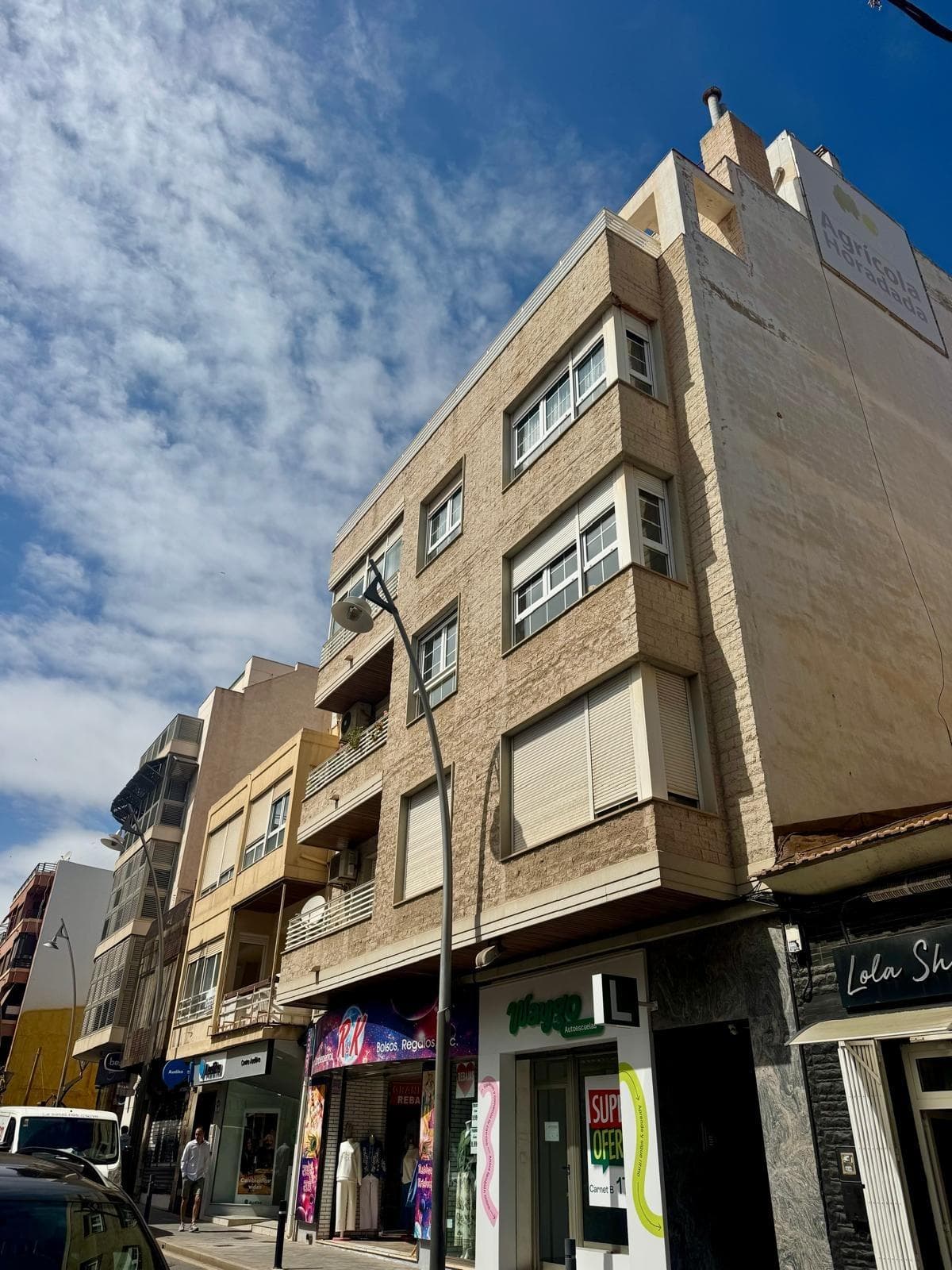 Discover the comfort of living in the heart of Torrevieja with this spectacular apartment, which stands out for its incredible brightness and generous spaces. Located on the first floor with an elevator and just steps from the iconic Plaza de la Constitución and the Church, this south-facing property is the perfect retreat for a large family, those seeking comfort and spaciousness, or even as an investment. Just 350 meters from the sea and the Torrevieja Yacht Club. The home is functionally laid out with five bedrooms, including a master suite with its own private bathroom, as well as an additional guest bathroom for the rest of the house. The social area consists of a large living-dining room with direct access to a terrace, ideal for enjoying the Mediterranean sun. The independent kitchen is exceptionally spacious and includes a gallery or pantry area, directly connected to a large backyard garden that floods the entire space with natural light. With all necessary services at your doorstep, this property represents a unique opportunity to enjoy coastal living without giving up centrality and space.