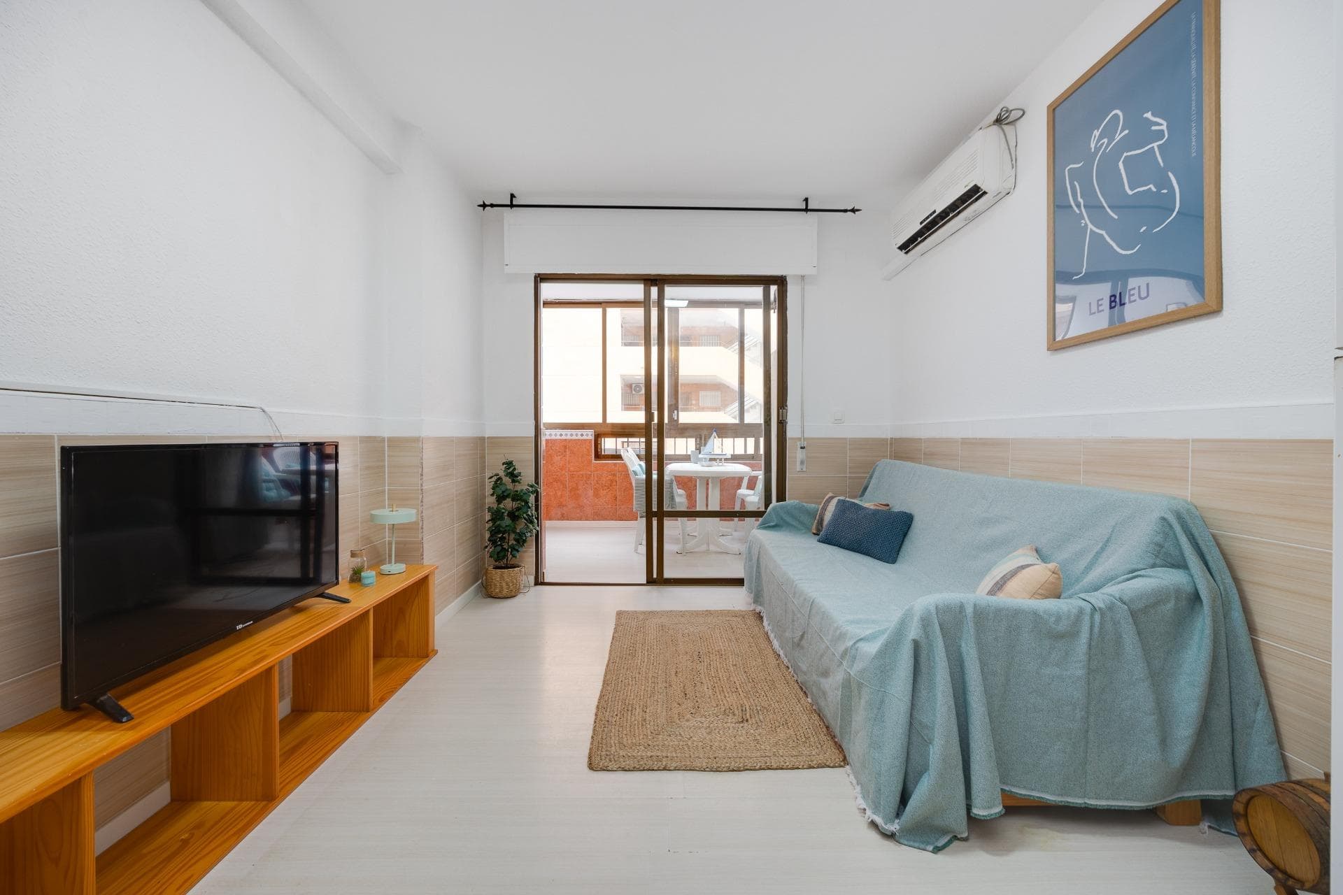 Experience the essence of the Mediterranean in this bright, nautical-style apartment, located on the second line from the beach and just a few steps from the sea. With a north-facing orientation—ideal for staying cool in summer while enjoying plenty of natural light—this property offers the perfect balance between tranquility and urban comfort. The apartment features a cozy living-dining area with an open, fully equipped kitchen. The living room opens onto an 8 m² enclosed terrace with side sea views—the perfect spot to relax all year round. It includes two bedrooms, one double and one single, and a functional bathroom with a walk-in shower. A key added value in this area is the private parking space, ensuring maximum convenience in a prime location surrounded by all amenities. Whether as a high-yield investment or your next holiday home, this apartment is a unique opportunity on the Costa Blanca.