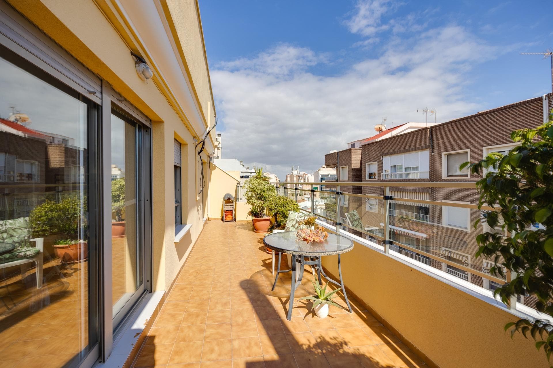 This penthouse, located on the fifth floor with an elevator, offers a prime location right in the center of Torrevieja, allowing you to enjoy proximity to the sea and all urban amenities within walking distance. The property stands out for its excellent use of space and, above all, for its abundant natural light thanks to its east-facing orientation, which guarantees direct sunlight throughout the morning. It features a functional living-dining room with an open-plan kitchen, a layout that enhances the sense of space and connects directly to a private terrace, ideal for enjoying breakfast outdoors. The sleeping area is practically distributed into two bedrooms: a main double bedroom and a second single bedroom. The bathroom is fully equipped and includes a comfortable walk-in shower. Undoubtedly, the standout feature of this property is its large private solarium located on the upper floor. This is a private, open space offering impressive views, making it the perfect place to relax, sunbathe, or enjoy outdoor dinners with complete privacy in the heart of the city. Due to its proximity to the port, the Yacht Club, and the commercial area, this property represents a solid and versatile investment. If you are looking for a bright, practical home with an exceptional solarium in the center, this penthouse is a must-see.