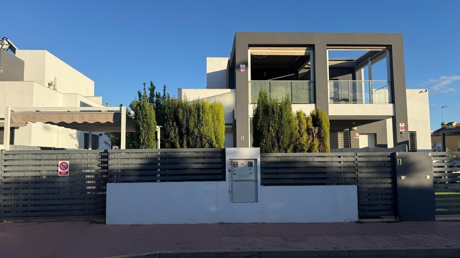 This magnificent townhouse in the Aguas Nuevas area perfectly combines privacy, relaxation, and the convenience of having everything you need within easy reach. Just 1 kilometer from the sea and the beach, allowing you to swap your daily routine for the sand with a short walk. In addition, Aguas Nuevas offers excellent nearby services, including supermarkets, restaurants, health centers, and schools. As you enter, you are welcomed by a smartly distributed home across two floors. The living-dining room, equipped with air conditioning for maximum comfort, blends seamlessly with a modern open-plan kitchen. The property features 3 spacious bedrooms filled with natural light and 2 full bathrooms. The true highlight of the property is its large private southwest-facing garden. This oasis guarantees sunshine throughout the day, making it the perfect setting for hosting barbecues with friends, relaxing with a good book, or simply enjoying Torrevieja’s privileged climate. The property also includes its own parking space, adding extra convenience. In addition, it features a fantastic communal swimming pool, ideal for cooling off on summer days. Contact us today to arrange a viewing and fall in love with your future home.