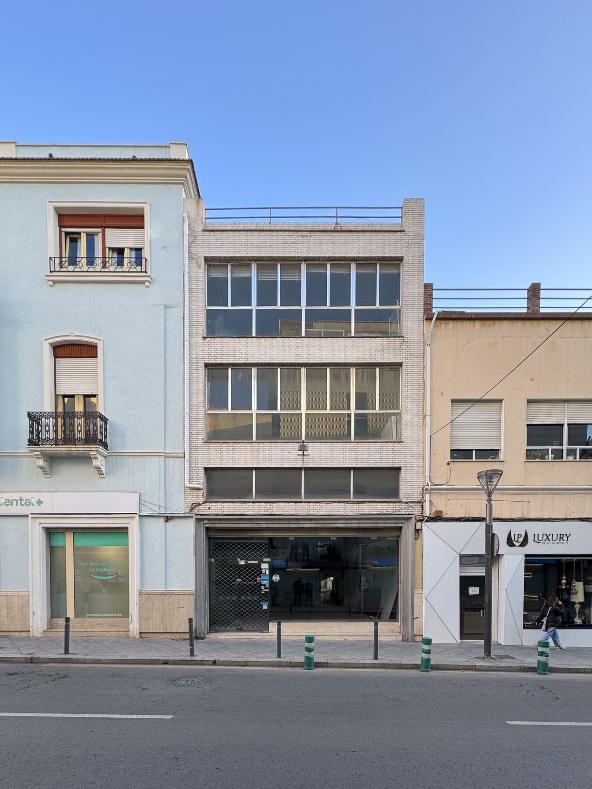 Commercial building for sale in the center of Torrevieja.The building has 4 floors (including the ground floor) and a roof terrace. The ground floor and the 2 floors are open spaces. The top floor houses an office - living room and storage room.There are various options to give this building a new purpose.