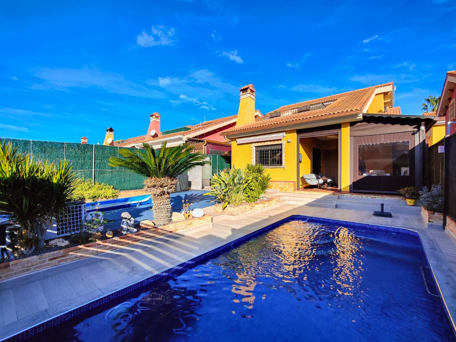 South facing detached villa with private heated swimming pool for sale in the sought-after residential complex Villas María III, located in El Raso – Guardamar del Segura.The property sits on a 300 m² plot with a 117 m² built surface, distributed over two floors. It offers 3 bedrooms and 3 full bathrooms, one of which has been completely renovated. The master bedroom, located on the ground floor, features an en-suite bathroom, providing maximum comfort.The ground floor comprises an entrance hall, spacious living/dining area, kitchen, one full bathroom and a bedroom with en-suite bathroom.Upstairs, there are two additional bedrooms, one full bathroom and a south-facing terrace, accessible from the hallway.Outside, the villa boasts a private swimming pool, outdoor shower, porch, and a storage room at the rear of the property. Thanks to its south orientation, the house enjoys sunlight throughout the day. The residential complex also offers a communal swimming pool.There is parking within the plot, as well as a private, numbered parking space directly in front of the property.The villa is sold fully furnished and equipped with appliances, and includes air conditioning in all rooms.Located in an area with bars, restaurants and supermarkets, and just 10 minutes by car from the beaches of Guardamar del Segura, this property is perfect as a permanent home or a holiday investment.