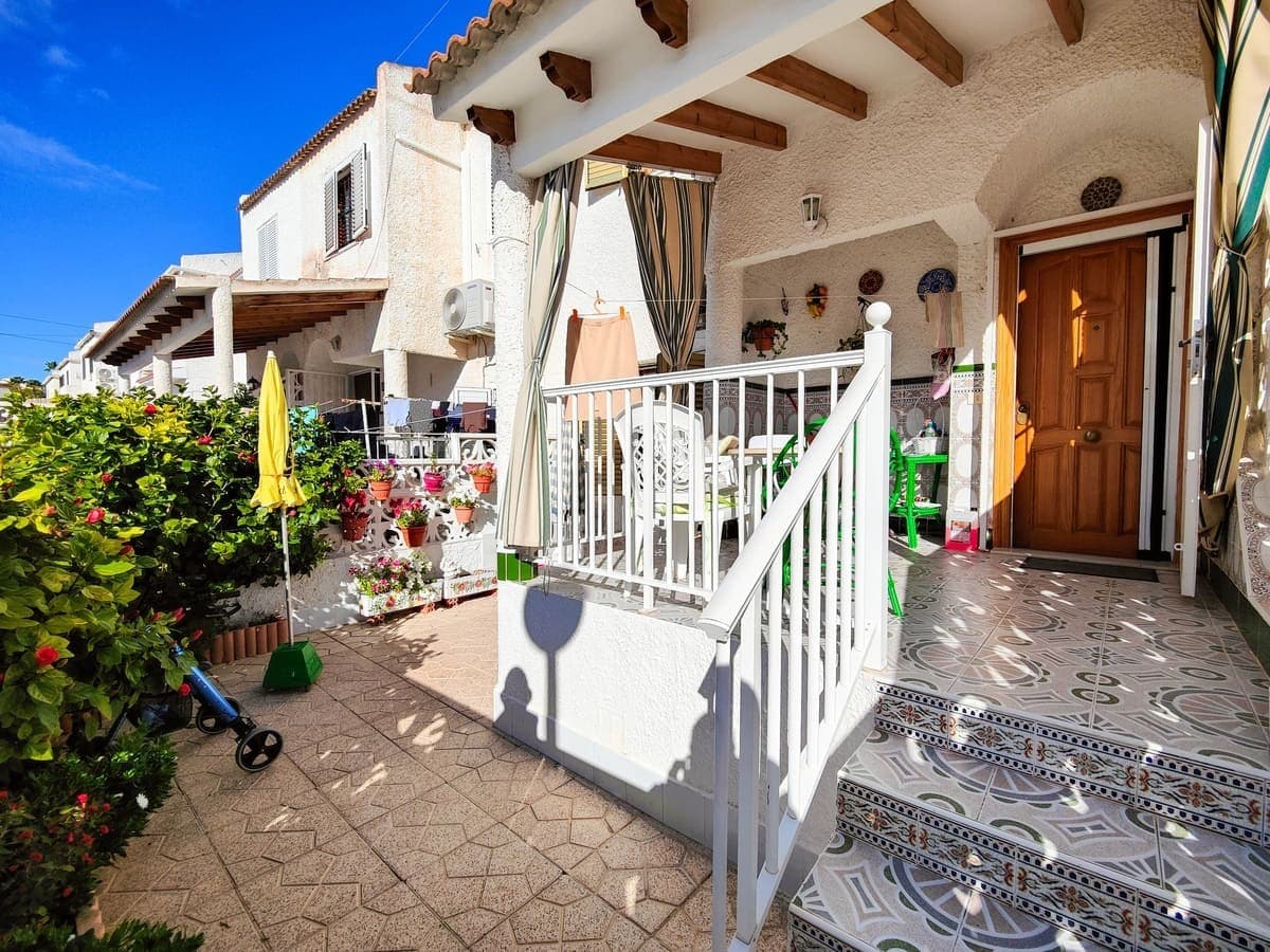 South-facing townhouse for sale in the popular residential area "Calas Blancas" in Torrevieja.Townhouse in Calas Blancas, a quiet urbanization with a communal swimming pool located near the beach "Playa de los Locos" in Torrevieja. About a 5-minute's walk from the beaches and the center of Torrevieja.On the ground floor we find a guest toilet, a living room with dining área and a separate fitted kitchen. On the 1st floor there are 2 bedrooms and 1 bathroom. In the front of the house lies a covered terrace and an open tiled south-facing terrace of 25m2. A/C in the living room and the master bedroom. Nearby we find a supermarket and numerous bars and restaurants. From here you can walk straight into the city of Torrevieja via the promenade.