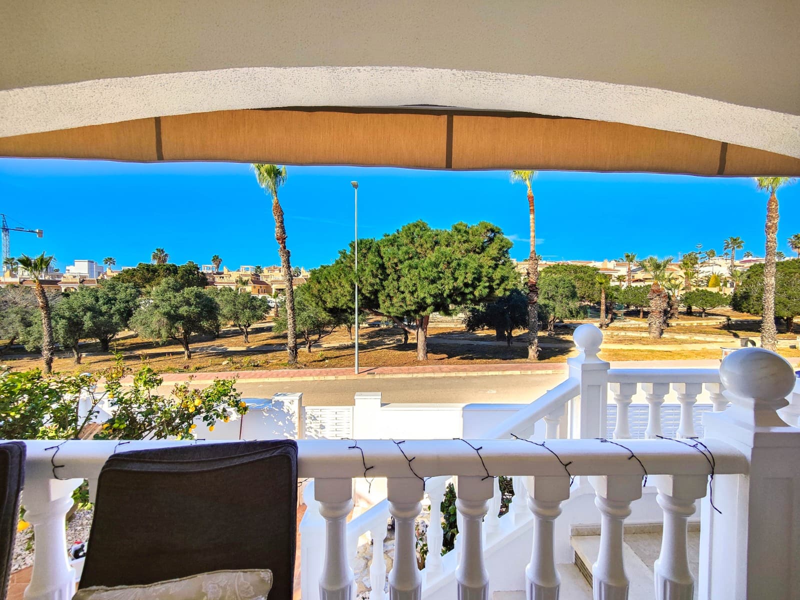 This beautiful semi-detached villa is located on a 200 m² plot in a quiet and highly sought-after area of Ciudad Quesada, part of Rojales. Positioned directly in front of a spacious green area, the property enjoys completely open views, excellent privacy and a peaceful environment.The villa is distributed entirely on one level and is elevated with an air chamber underneath, providing improved insulation and comfort throughout the year. It offers 2 bedrooms with fitted wardrobes and 2 full bathrooms, one of them en-suite. The living room is spacious and filled with natural light thanks to its west orientation, and it is equipped with air conditioning. All rooms benefit from ceiling fans. The kitchen is independent and fully equipped.Outside, the property features a private garden of approximately 100 m², ideal for enjoying the Mediterranean climate, as well as a 15 m² west-facing porch overlooking the green area. There is also a 20 m² private solarium, perfect as a relaxation space, off road parking for the car, and a storage/laundry room. The facade and exterior walls have been recently painted, and the property is sold furnished, including white goods.The residential complex offers a communal swimming pool. Located close to the centre of Ciudad Quesada, with all amenities, shops and restaurants within easy reach.An excellent opportunity as a permanent residence, holiday home or investment property on the Costa Blanca South.