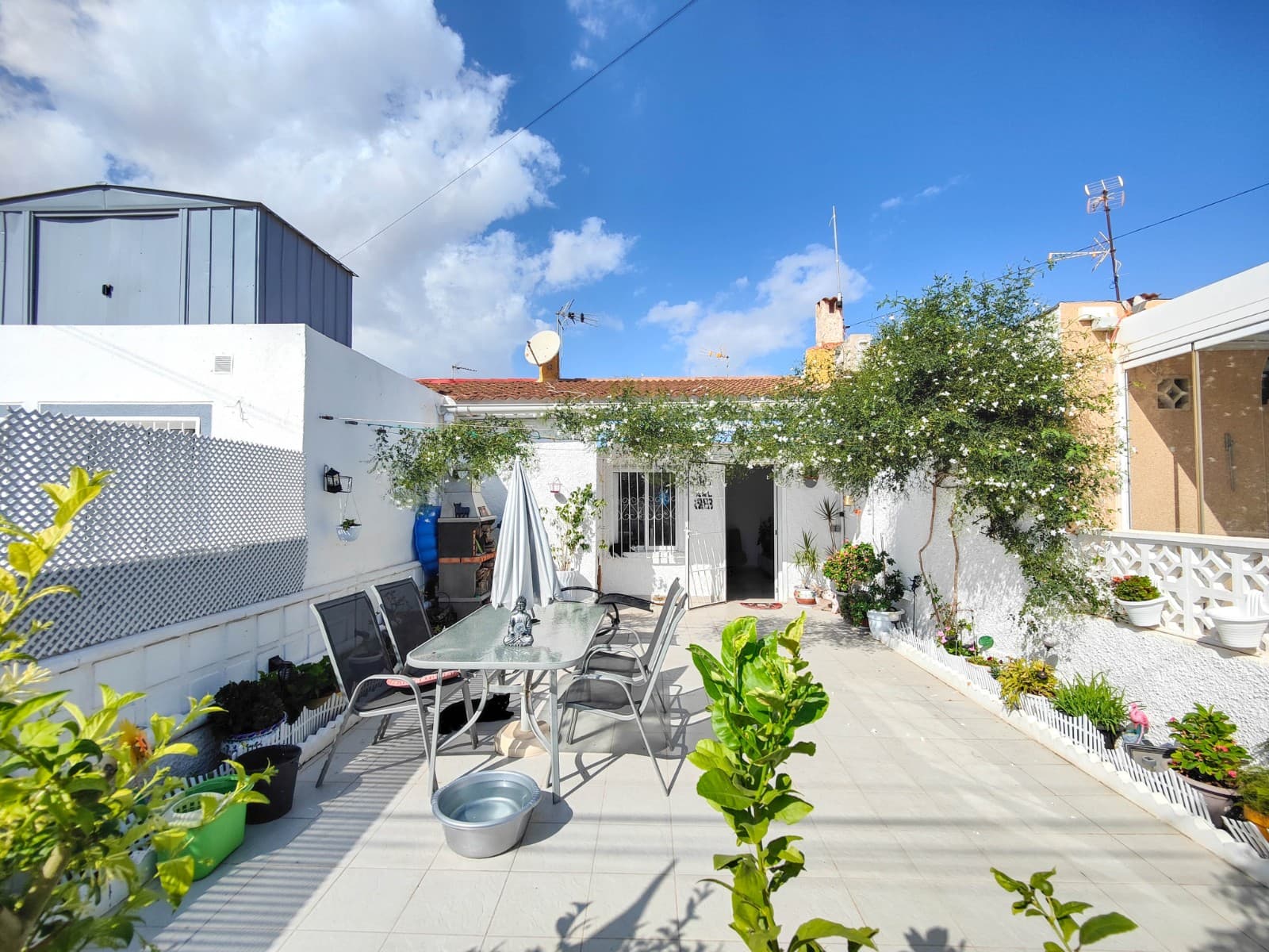 Charming renovated ground floor bungalow for sale in the quiet residential area of La Torreta in Torrevieja.The property has no upstairs neighbors, ensuring privacy and peace. Thanks to its south-facing orientation, it enjoys natural sunlight throughout the day.It features a private garden 44 m² with a storage room, ideal for outdoor living, relaxing, or creating your own private space.The home offers 2 bedrooms, 1 bathroom with walk-in shower, and a bright living-dining area with an open-plan kitchen, creating a modern and functional layout.With 42 m² built, the property has been fully renovated and is ready to move into. It is sold partially furnished.Located in a very quiet area, yet close to all amenities: schools, supermarkets, bus stops, and more.✔ No community fees✔ Annual IBI: only €100✔ Community parking right in front of the property✔ Open views over green areasA perfect opportunity as a holiday home, permanent residence, or investment in Torrevieja.