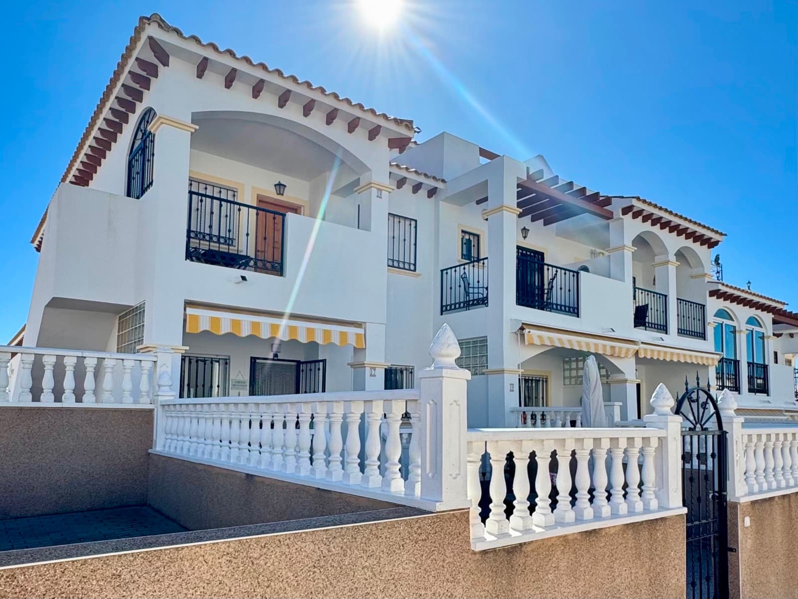 Located in a pleasant residential complex with a communal pool, this charming single-story bungalow offers an ideal setting for a sunny holiday.The property features two bedrooms and two bathrooms, a bright living room opening onto a covered terrace, and a large northwest-facing terrace that enjoys afternoon sun, perfect for soaking up the Mediterranean climate.The fully equipped kitchen is complemented by a covered back patio, conveniently accommodating the washing machine and water heater. The house also benefits from hot/cold air conditioning, ensuring optimal comfort year-round.In addition, the property includes an underground parking space and a storage cellar, providing valuable extra storage space.Its real advantage lies in its prime location between Punta Prima and Playa Flamenca, with all amenities within walking distance: shops, restaurants, and leisure activities. The sea is just 2 km away, allowing easy access to the beaches without a car.A practical, comfortable property perfectly located to fully enjoy the Costa Blanca.