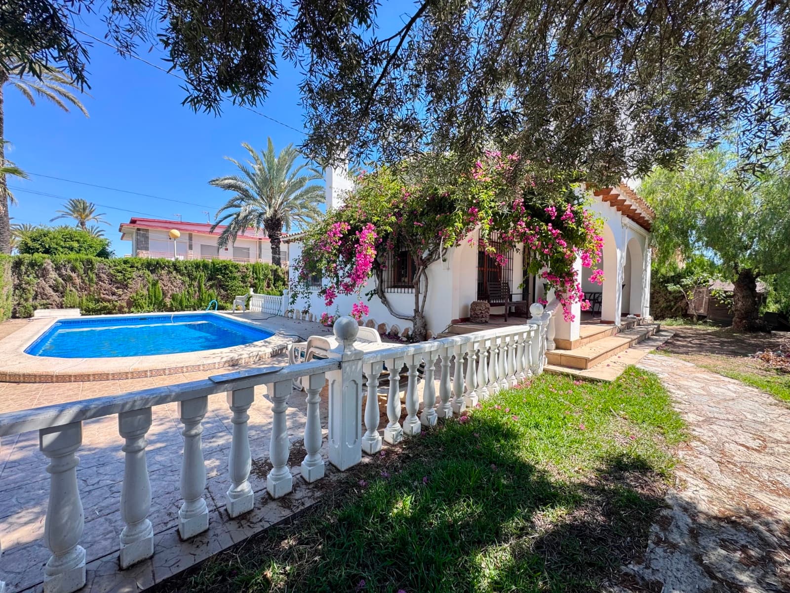 Located in one of the most prestigious and sought-after residential areas of the Southern Costa Blanca, this Mediterranean-style villa enjoys an exceptional location just steps from the fine sandy beaches and renowned coves of Cabo Roig.Built on a generous private plot of 469 m², the property offers a perfect balance between traditional Spanish charm, outdoor spaces, and a high quality of seaside living. Its quiet, residential setting guarantees privacy and tranquility while remaining within easy reach of restaurants, shops, and services open year-round.The villa features spacious living areas bathed in natural light, including a large living-dining room with a fireplace, a fully equipped separate kitchen, two bathrooms, and four comfortable bedrooms, two of which are located on the ground floor.The exterior spaces are one of the property's key assets. Currently functional but requiring redesign, they offer remarkable potential for transformation. The space could be transformed into a truly upscale Mediterranean garden with lounge areas, an outdoor dining area, and an optimized 7x4 meter private pool, ideal for relaxing in complete privacy.A private garage, seamlessly integrated into the house's architecture, is another significant advantage.Upstairs, a private solarium completes the ensemble, offering the potential for installing solar panels and thus enhancing the property's future energy efficiency.This property has great potential, providing a solid foundation for creating a high-end contemporary villa in one of the most exclusive locations on the Southern Costa Blanca.