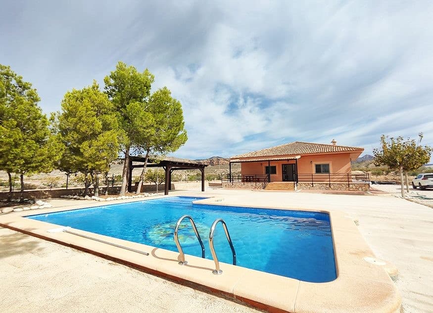 This beautiful villa, practically new because never inhabited, occupies an elevated position with exceptional views of the surrounding mountains. It consists of an entrance hall, a living room, a kitchen, a laundry room, 3 bedrooms with fitted wardrobes, 2 bathrooms and an additional toilet. A partly covered terrace of 80m2 is around the house and overlooks the pool, pine trees, olive trees and port for 2 cars. It has all modern comforts: water connection, electricity, internet, electric gate.
