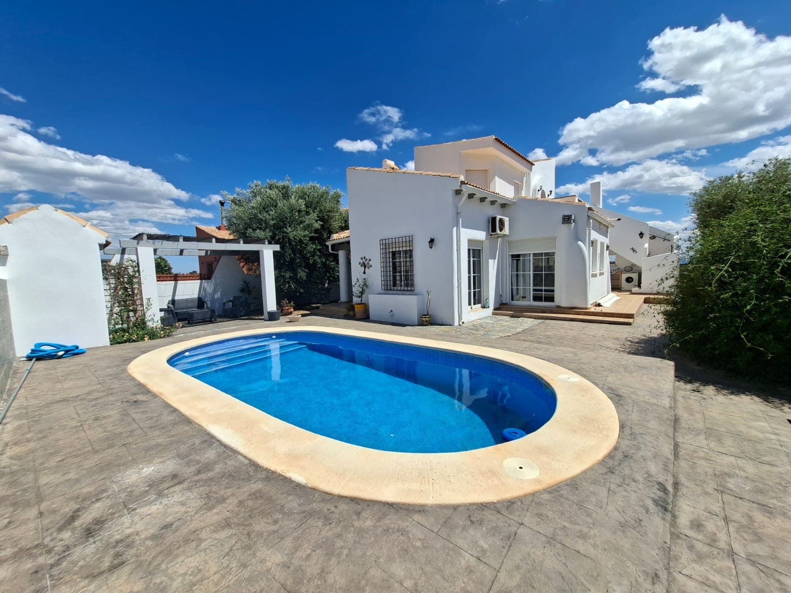 This property is situated in the very quiet residential neighbourhood of Las Kalendas, within walking distance of the thermal baths and 2 km from the town of Fortuna, which offers all amenities. The main house comprises a living/dining room, 3 bedrooms and 2 bathrooms (one en suite), and a magnificent fitted kitchen. Several bay windows open directly onto the outdoor area with terraces and the swimming pool. An external staircase leads to a separate apartment with a bedroom, a bathroom and an additional room (e.g. a TV lounge or bedroom). It benefits from all modern comforts: fibre-optic internet, electricity, water and gas central heating. 