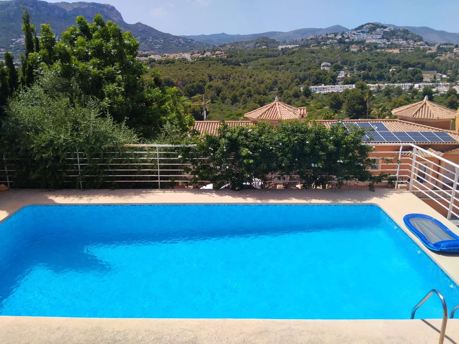 Exclusive villa for sale in Calpe with panoramic views!Do you dream of living in a spacious home with open views? This villa in Calpe is everything you're looking for and more.If you work remotely... see photo number 1. Key features:✨ 4 double bedrooms with built-in wardrobes, perfect for the whole family.✨ 3 full bathrooms for added comfort and privacy.✨ Large independent kitchen, ideal for cooking enthusiasts.✨ Bright living-dining room, a welcoming space to enjoy in any season.✨ Covered and uncovered terrace to enjoy the views and the climate all year round.✨ Private pool to relax and cool off in the privacy of your home.✨ 400 m² plot with garden, offering space and privacy.Located in a quiet area of Calpe, yet with easy access to all amenities and just minutes from the beach, this villa offers the perfect balance of tranquility and convenience!This is an opportunity you can't miss if you're looking for a home that combines luxury, comfort, and a prime location on the Costa Blanca. Whether for working remotely, as a primary residence, or as an investment property, these are superb options.Contact us today for more information or to arrange a viewing.