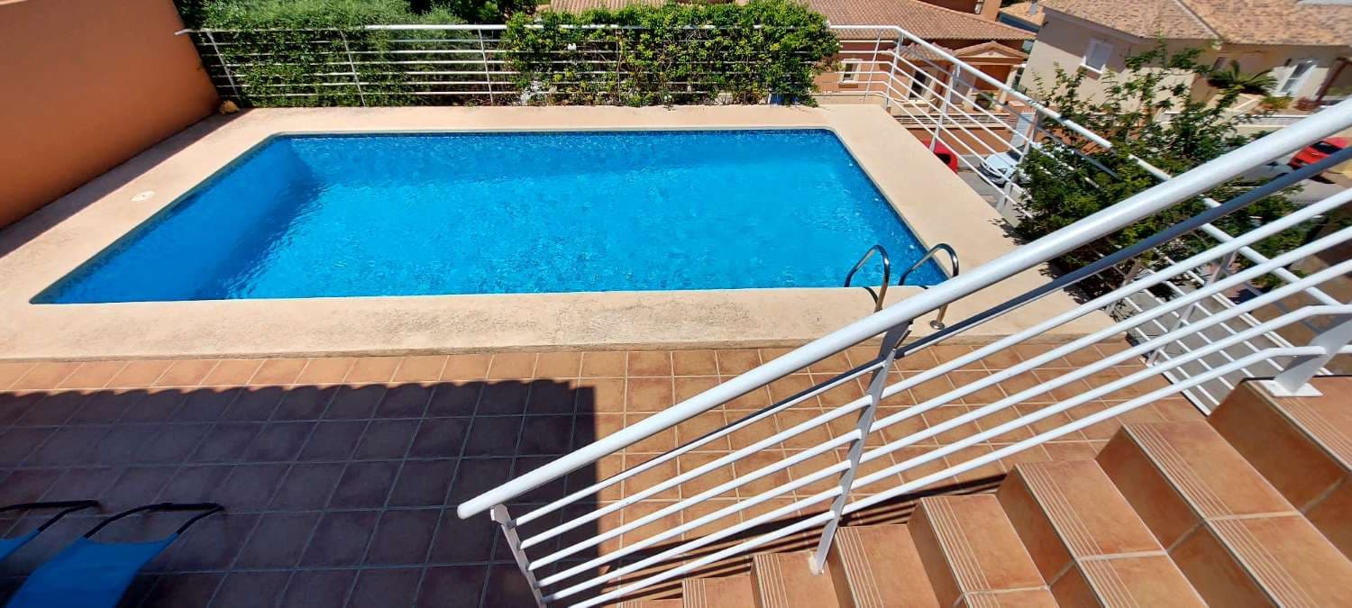 Exclusive villa for sale in Calpe with panoramic views!Do you dream of living in a spacious home with open views? This villa in Calpe is everything you're looking for and more.Key features:✨ 4 double bedrooms with built-in wardrobes, perfect for the whole family.✨ 3 full bathrooms for added comfort and privacy.✨ Large independent kitchen, ideal for cooking enthusiasts.✨ Bright living-dining room, a welcoming space to enjoy in any season.✨ Covered and uncovered terrace to enjoy the views and the climate all year round.✨ Private pool to relax and cool off in the privacy of your home.✨ 400 m² plot with garden, offering space and privacy.Located in a quiet area of Calpe, yet with easy access to all amenities and just minutes from the beach. This villa offers the perfect balance of tranquility and convenience!This is an opportunity you can't miss if you're looking for a home that combines luxury, comfort, and a prime location on the Costa Blanca.Whether you're looking for a home to live in or an investment property, it's a fantastic option.Contact us today for more information or to arrange a viewing.
