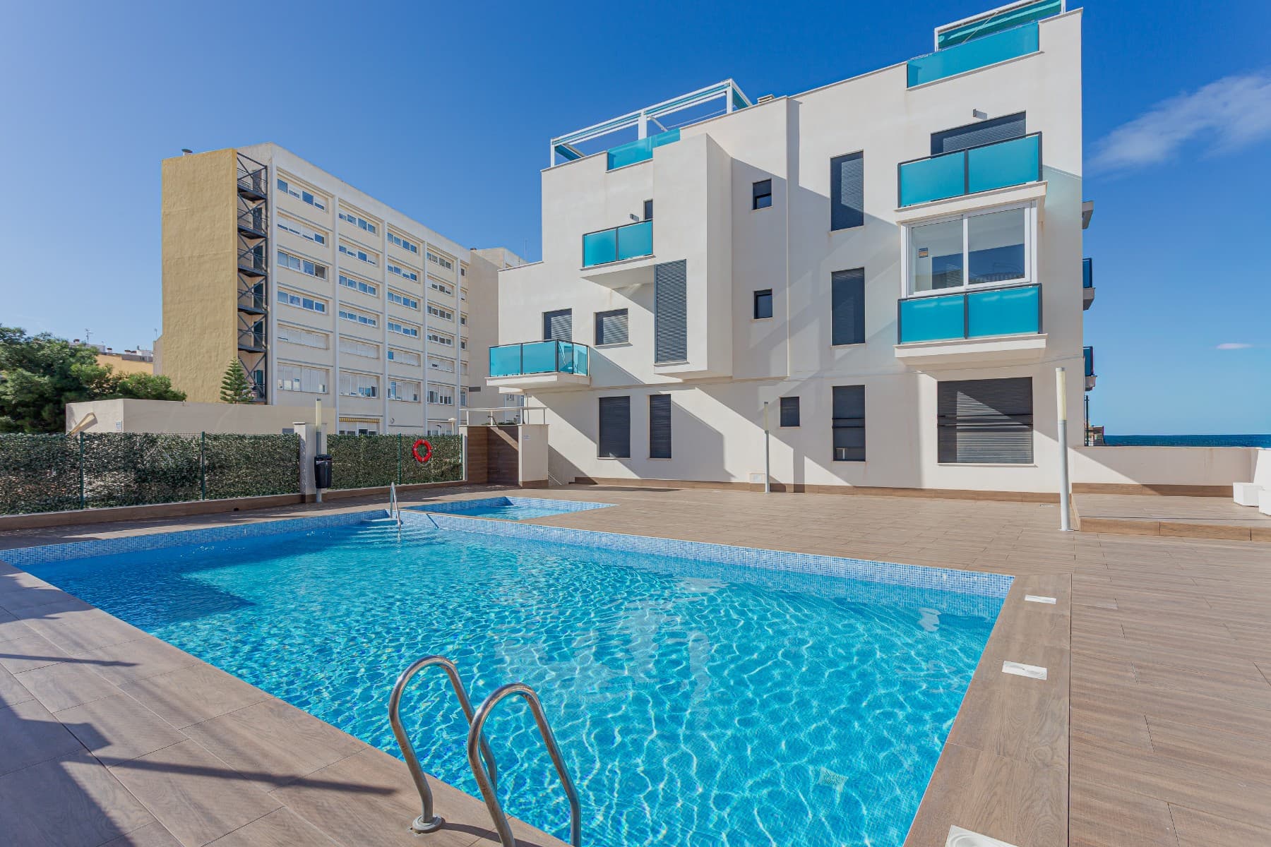 This 1-bedroom, 1-bathroom apartment is in excellent condition, located in a building constructed in 2021. It is sold fully furnished, with high-quality furniture and ready to move into.The bedroom includes a wardrobe and a bed with storage space underneath. The living room features a sofa bed, perfect for guests or to increase sleeping capacity.Next to the kitchen is a utility room, which houses the water heater and offers additional storage space.The kitchen is fully equipped and open to the living room, which enjoys an excellent south-facing orientation, providing a bright and comfortable atmosphere throughout the day.The property includes a parking space, and the residence offers a communal swimming pool.A modern, as-new apartment, ideal for year-round living or as an investment.