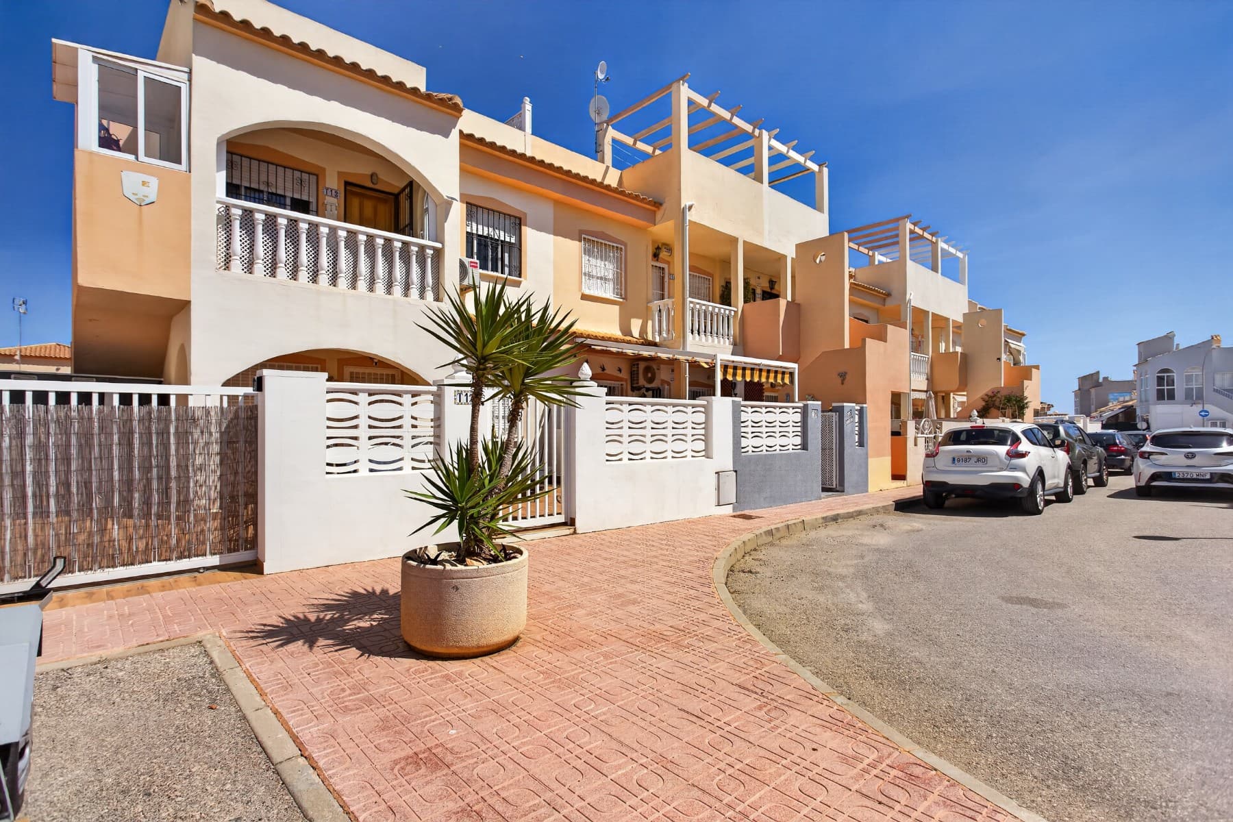 Ground Floor Bungalow for Sale in Orihuela Costa – Close to All AmenitiesGround floor bungalow for sale in Orihuela Costa, located in a well-connected residential area close to all daily services and amenities.The property features 2 bedrooms and 1 bathroom, offering a practical layout with comfortable living spaces. It is sold fully equipped and ready to move in or enjoy as a holiday home.The bungalow is in good general condition and includes air conditioning in all rooms, ensuring comfort throughout the year.Orihuela Costa is one of the most popular areas on the Costa Blanca South, known for its beaches, golf courses and year-round services.The property is ideally located within walking distance to Via Park shopping centre, Emerald Isle, and supermarkets such as Consum, Aldi and JYSK, as well as restaurants and leisure areas.Prime location in Orihuela CostaThe bungalow is located in a residential area with all essential services within walking distance, offering a convenient and comfortable lifestyle.Shopping areas, restaurants and leisure facilities such as Emerald Isle are just a few steps away, while beaches and golf courses are a short drive.Comfortable 2-bedroom bungalowThe property offers two bedrooms and one bathroom, with a functional layout suitable for families, couples or holiday use.Fully equipped and ready to move inSold fully furnished and equipped, the bungalow is ready for immediate use without additional investment.Excellent option for living or investmentThanks to its location and condition, this property is ideal as a permanent residence, holiday home or rental investment on the Costa Blanca.