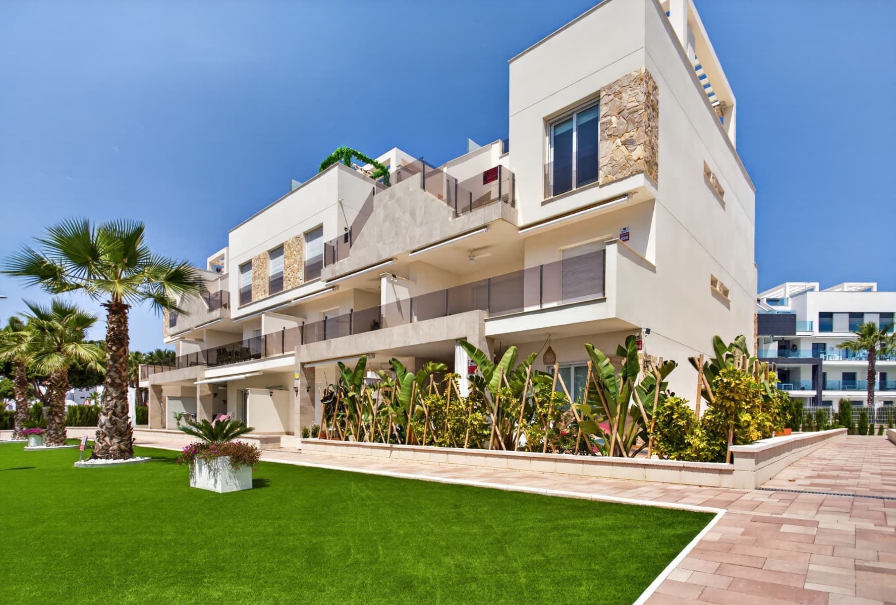 Brand new penthouse in El Raso, Guardamar del Segura. Never lived in, fully furnished with top-quality finishes and ready to move into from day one.2 bedrooms, 2 full bathrooms, 87 m² built, 7 m² terrace off the living room and 70 m² private solarium with panoramic views. Corner unit with natural light from multiple orientations and permanent cross ventilation.Fully equipped: aerothermal system with Airzone zone-by-zone control, appliances included (fridge, washing machine and more), electric shutters throughout, first-class furniture, separate utility room and under-stair storage wardrobe.Community pool, spa, jacuzzi and sauna. Garage included in the price.Located in El Raso, 5 minutes from the beach, 7 minutes from Guardamar del Segura town centre, 15 minutes from Torrevieja and 30 minutes from Alicante Airport. Bars and restaurants within walking distance. Very close to the AP-7 motorway.Golf: La Marquesa Golf (15 min), Vistabella Golf (18 min), La Finca Golf (20 min), Campoamor Golf (20 min).Price: 325,000 € (garage included).