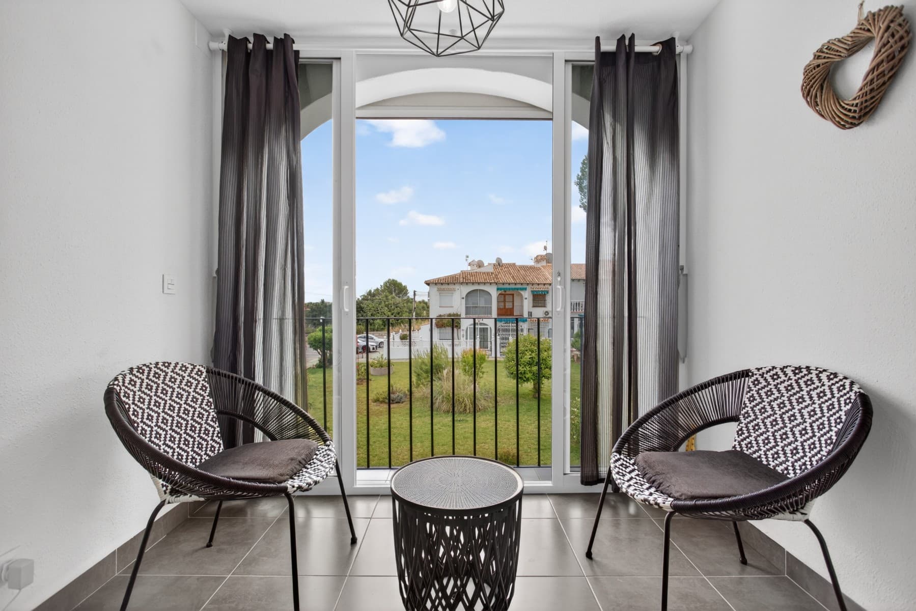 Apartment for sale in Lago Jardín, Los Balcones, Torrevieja. First-floor apartment overlooking the communal gardens. The property offers 1 bedroom, 1 bathroom with walk-in shower and 37 m² built area. Fully furnished and equipped, ready to move into. East-facing orientation.The residential complex features a communal swimming pool, tennis court and landscaped gardens. Low yearly costs: property tax 100 €/year and community fees 300 €/year.Located just 3 minutes from Mercadona supermarket, 10 minutes from Punta Prima and Playa Flamenca beaches, 10 minutes from La Zenia Boulevard shopping centre and 10 minutes from Torrevieja town centre.Ideal as a permanent residence, holiday home or rental investment.