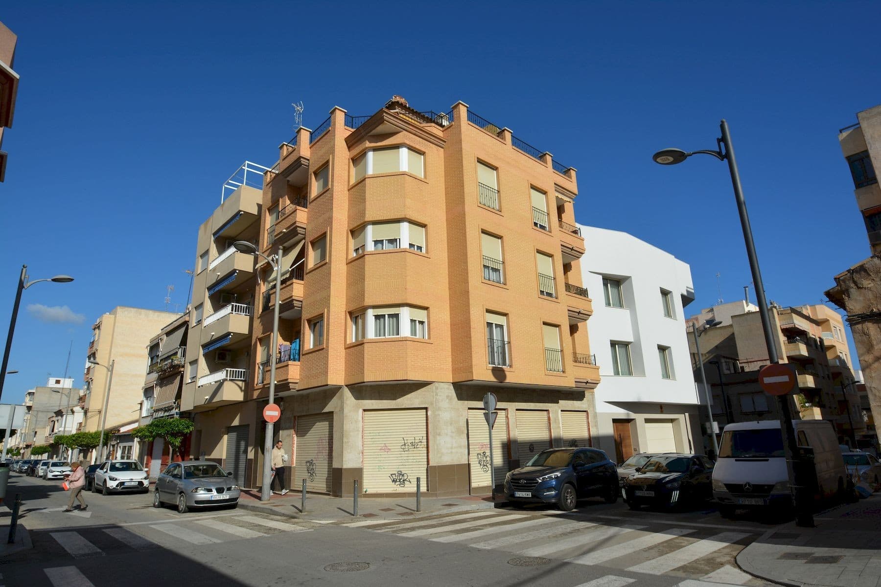 This apartment is located in the centre of Guardamar del Segura, a coastal town known for its wide sandy beaches, natural dunes and relaxed Mediterranean lifestyle. The central area offers easy access to all daily services, including shops, restaurants, cafés and public transport, while still being within walking distance of the sea and green parks, making it an ideal place for both permanent living and holidays.The property has a constructed area of 56 m² and is situated on the second floor of a building with a lift. It features two bedrooms, both with built-in wardrobes, one full bathroom and an additional guest toilet. The layout includes an open-plan kitchen, allowing for a comfortable and functional living space.The apartment is southwest facing, which ensures plenty of natural light throughout the day, creating a warm and inviting atmosphere. One of the bedrooms has access to a small balcony. The property is sold unfurnished and without electrical appliances, giving the new owner the freedom to personalise it according to their taste.It includes pre-installation for a ducted air conditioning system, with machines not installed. A storage room in the basement is included in the price, providing additional space.This is a bright and sunny property in a convenient location, suitable as a holiday home, rental investment or permanent residence. Taxes and purchase expenses are not included in the price.