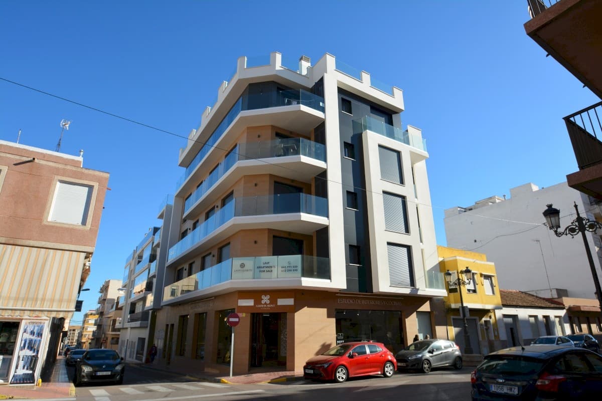 Modern semi-new penthouse in the centre of Guardamar del Segura, offering comfort, privacy and excellent outdoor living just a short walk from the sea.Located on the 4th floor of an exclusive building completed in 2023 with only 12 apartments, this bright and welcoming home offers 96 m² of usable space and has been designed for easy living all year round. The apartment features a spacious open-plan layout with a fully equipped kitchen and central island connected to the living and dining area, creating a comfortable and social space.The property includes two generous bedrooms, both with built-in wardrobes, and two modern bathrooms, each fitted with walk-in showers. Ducted hot and cold air conditioning ensures comfort in every season.One of the main highlights of this penthouse is the exceptional outdoor space. The apartment benefits from a large 27 m² uncovered terrace with open views and side sea views, ideal for outdoor dining, relaxing or enjoying the Mediterranean climate. In addition, the property includes a private rooftop solarium of 21 m² located directly above the apartment, offering even more space to enjoy sunshine and sea views throughout the year. The rooftop terrace also includes a practical storage room.Sold fully furnished and fully equipped, this property is ready to move into immediately with no additional investment required. The price also includes a private parking space and an additional storage room in the basement. The elevator provides access to all levels of the building for complete convenience.Guardamar del Segura is one of the most attractive coastal towns on the Costa Blanca, known for its long sandy beaches, protected natural areas and relaxed Mediterranean lifestyle. The town centre offers everything within walking distance including restaurants, cafés, shops, supermarkets and daily services, making it ideal both for holidays and permanent living.The beach is only a 5-minute walk away, Alicante Airport can be reached in approximately 30 minutes by car, and Alicante city centre is around 45 minutes away.A comfortable and spacious penthouse combining modern quality, excellent location and exceptional outdoor areas in one of the most desirable areas of the Costa Blanca.Taxes and purchase costs are not included in the price. Please contact us to arrange a viewing or receive more information.