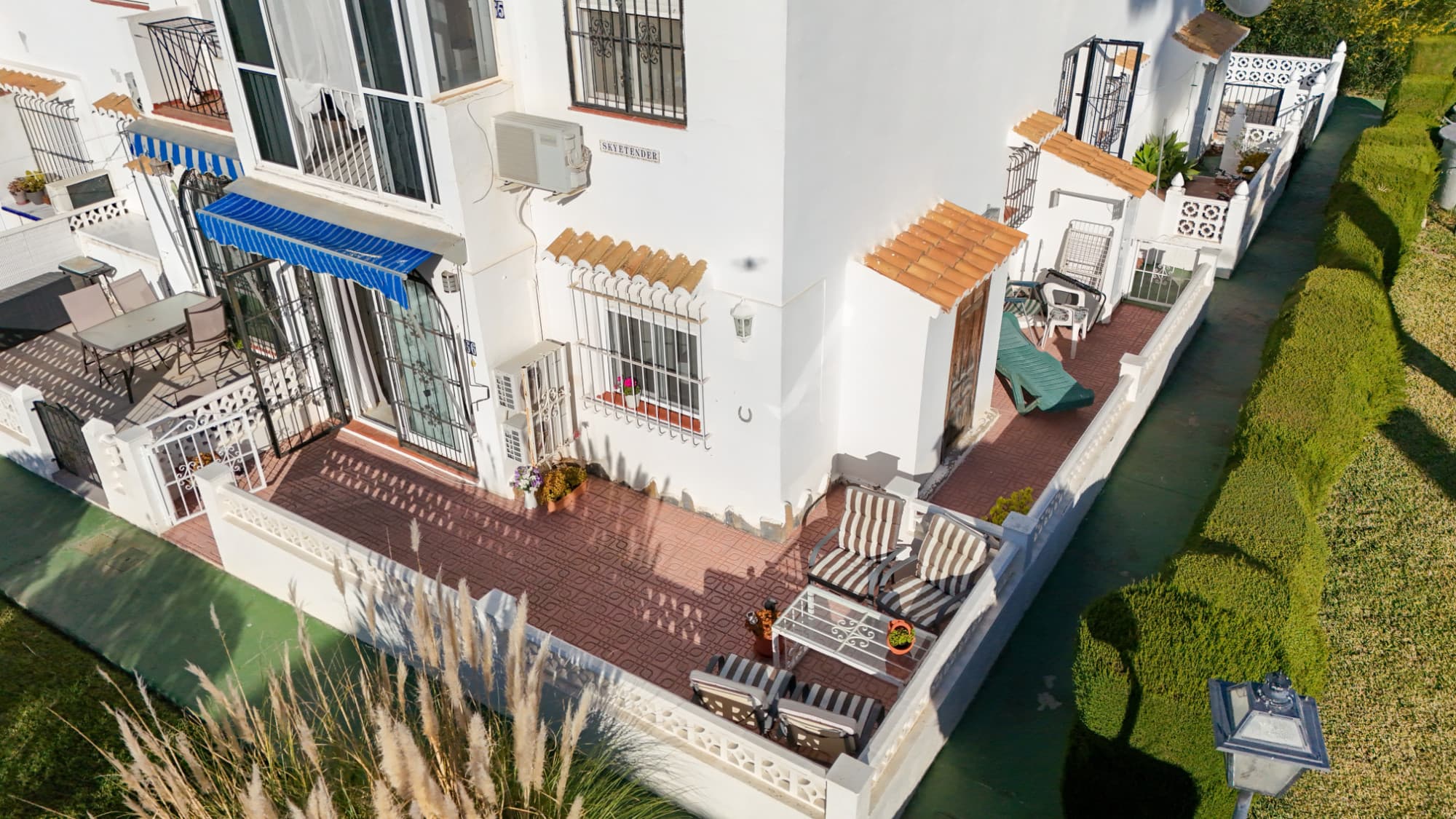 Charming corner apartment in the popular Lago Jardin area. The sunny corner courtyard of the apartment enjoys pleasant afternoon sun. Lush views of the community's well-kept gardens. The apartment has a good-sized living room-dining area, with a kitchen at the end, one bedroom, and a bathroom with shower.The housing estate has a large shared pool area, with a bar-café attached. Residents also have access to a tennis court.Supermarket Mercadona and a bus connection to the city center are only a few hundred meters away.Community fee 400€/yearProperty tax 95,94€/year