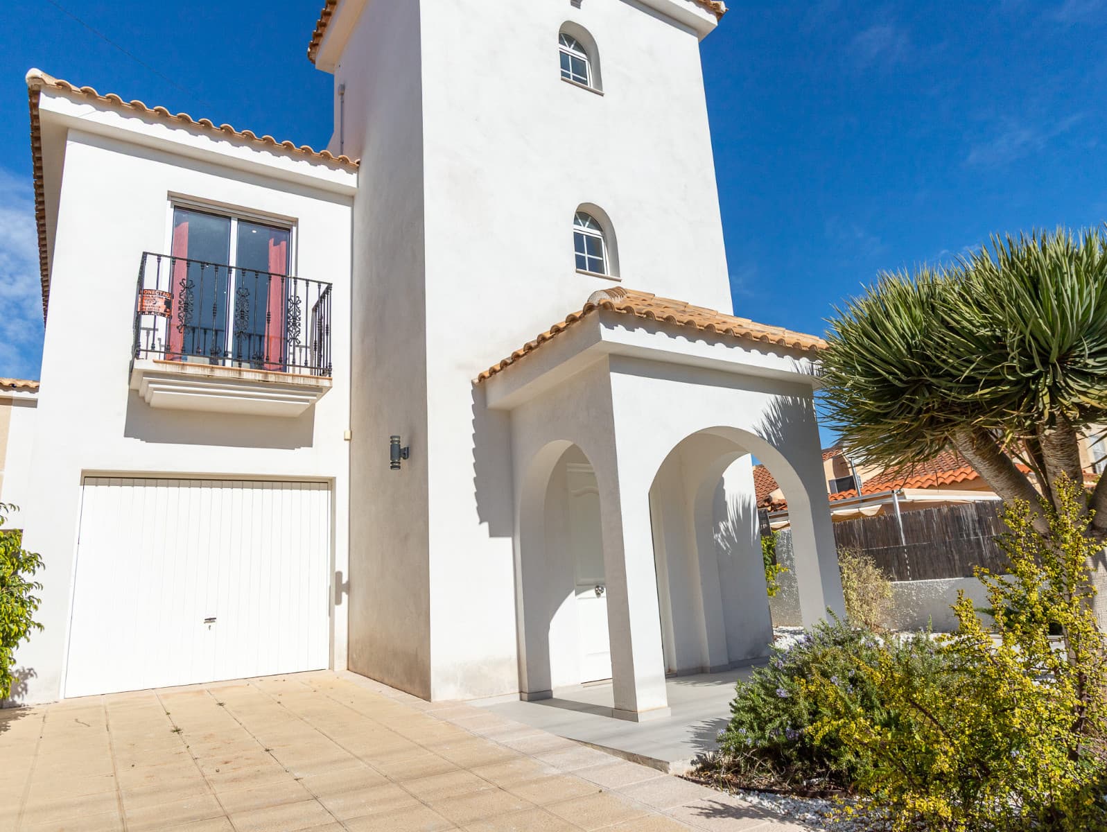 Are you looking for a modern and unique home in Torrevieja? This property in the tranquil Los Balcones area could be the home you are looking for.This spacious detached villa was completely renovated just a couple of years ago and offers all modern comforts.On the ground floor of the villa there is a spacious bedroom with a walk-in closet, an open living-dining area with a fully equipped kitchen, and a spacious bathroom with a washing machine and dryer. From the dining area you can access the chill-out area in the backyard, where you can of course enjoy the sun, barbecue, and swim in your own heated swimming pool. There is also a wood-fired sauna in the backyard. In the front yard there is parking space behind an electric gate, as well as a closed garage.Upstairs there are 3-4 bedrooms and two modern bathrooms. The master bedroom has a spacious walk-in closet, as well as a modern study, which not only has its own relaxation area with sofa and television, but also its own small kitchenette. From the master bedroom you have access to a west-facing balcony with steps down to the pool and chill-out area.On top there is a private roof terrace with pleasant artificial grass and an 11-panel solar panel system on the roof, which keeps energy costs very low.Restaurants and a supermarket just 500 meters away.Playa de los Naufragos sandy beach less than 3 km.Torrevieja city center about 5 km.Alicante airport about 45 minutes to the apartment.Property tax 592€/year, no community fees. 