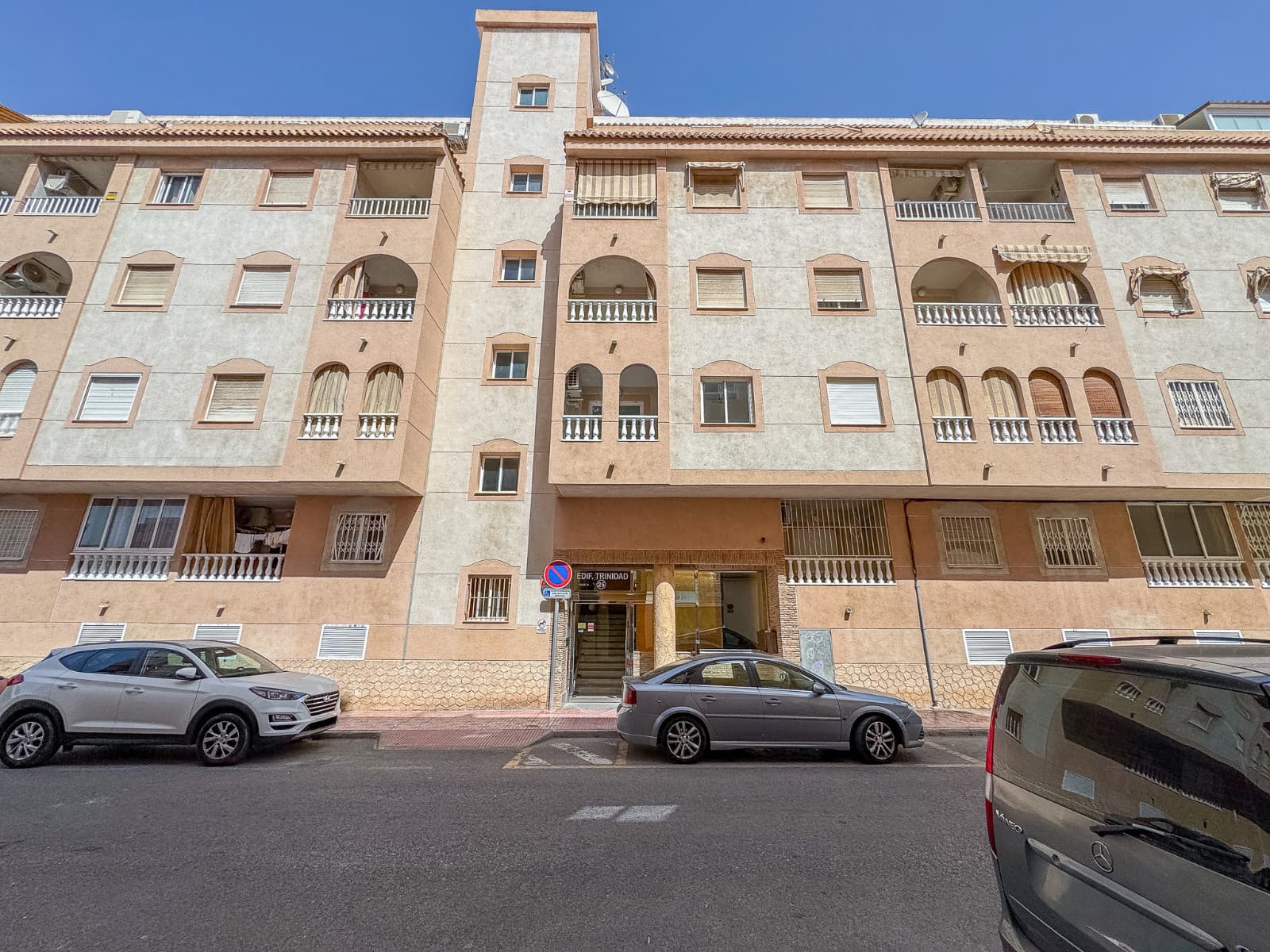 South-facing two-bedroom city center apartment just about a kilometer from the sandy beach. The apartment has a clean bathroom with a bathtub, and a functional kitchen, which also has a dishwasher. The living room has patio doors to a sunny balcony. The master bedroom has a double bed and built-in wardrobes, the second bedroom has two single beds.The community has a shared roof terrace for residents to use, as well as a swimming pool area, which is open in the summer.Central location, all city services within walking distance.