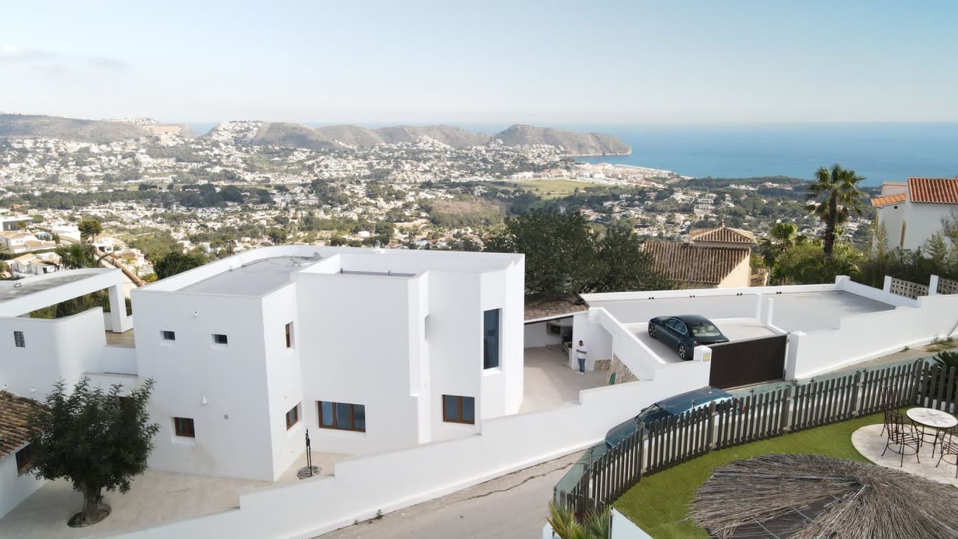 Modern Villa with 5 Bedrooms, Private Pool, and Panoramic Views in Teulada-MorairaThis villa is located in a quiet residential area, just minutes from the coastal town of Moraira — offering complete privacy, stunning views, and close proximity to beaches, restaurants, and amenities.Welcome to this elegant and spacious villa, just a short drive from the beaches, town center, and marina of Moraira. The property sits on an elevated plot, providing breathtaking views over the valley.The villa features modern finishes and generous indoor and outdoor living areas:Spacious open-plan living and dining room with large sliding doors opening onto the terrace5 bedrooms and 4 bathrooms, including a luxurious en-suite with freestanding bathtub and direct access to a large terrace with panoramic viewsModern bathrooms with unique tile finishes and walk-in showersPrivate swimming pool, perfect for enjoying the sun and total relaxationMultiple terraces and covered outdoor spaces, ideal for lounging, al fresco dining, or creating a summer outdoor kitchenLarge windows throughout the home offer abundant natural light and stunning views of the surrounding hillsTwo separate driveways, each with its own automatic gate – for comfort and private accessHigh-end finishes including slate flooring, recessed lighting, and designer fixturesLocated in Teulada, this villa offers a peaceful and residential atmosphere just a short distance from the vibrant coastal town of Moraira. A perfect balance between tranquility and convenience, with supermarkets, restaurants, schools, golf courses, and beaches just minutes away.