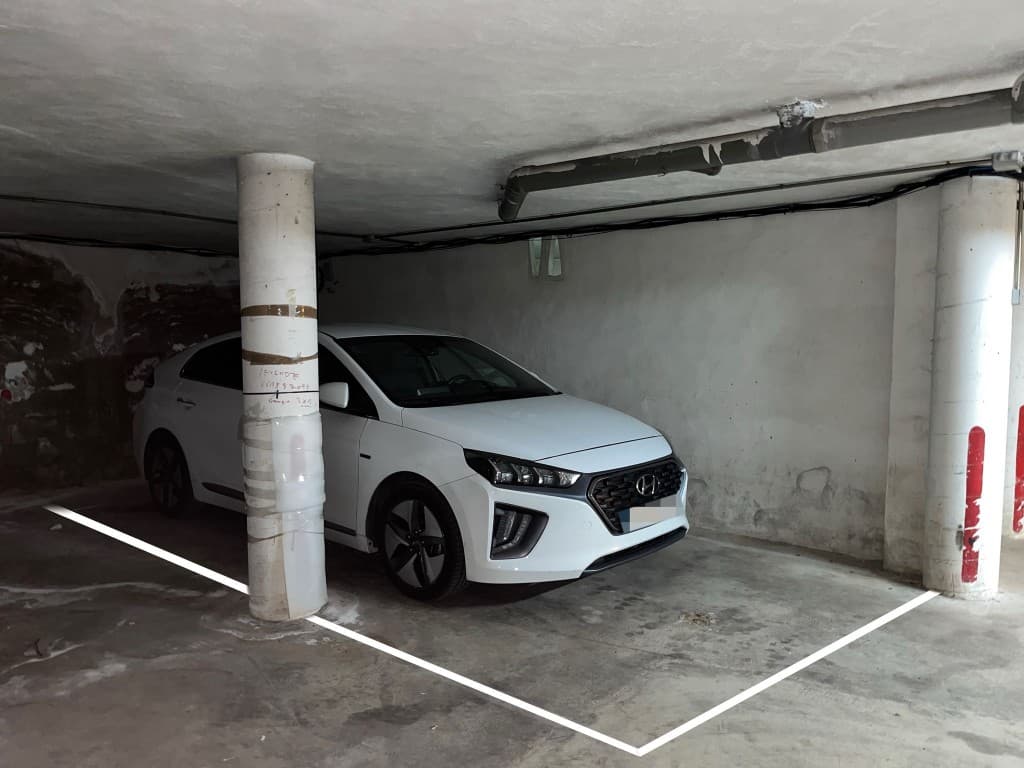 Garage with Storage for Sale in Los Alcázares – Los NarejosIn the popular area of Los Narejos (Los Alcázares), we offer this practical garage space with a secure storage room.It features an open parking space suitable for one car, combined with a spacious, private, and lockable storage room. Ideal for safely storing bicycles, beach equipment, tools, or personal belongings.Located in an excellent area, less than 1 kilometer from the beach of Los Alcázares, in a sought-after and lively neighborhood. Perfect as an investment, for personal use, or as an addition to a property in the area.A unique opportunity in a zone where parking spaces are highly valued.Interested&8364; Contact us for more information.