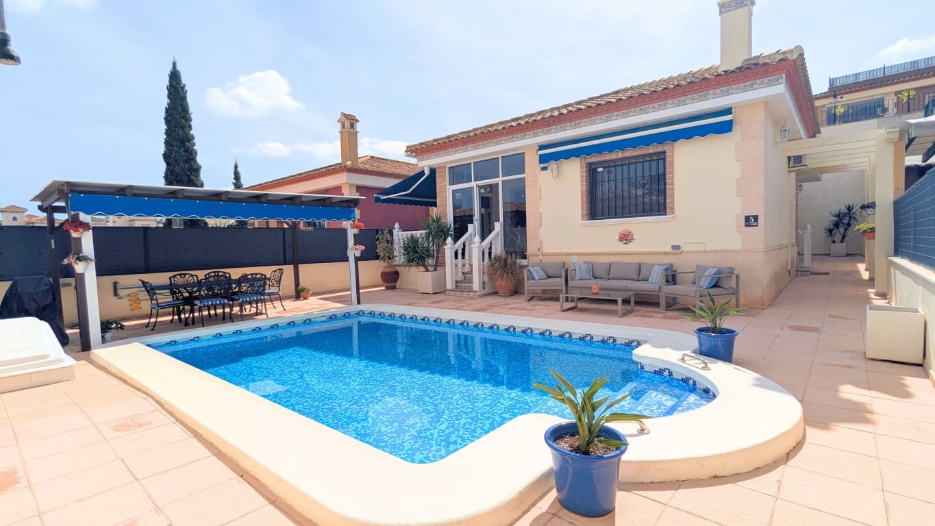 We present this charming detached villa in Bigastro, Alicante – a comfortable and well-maintained home located in a peaceful urbanization, perfect for enjoying the relaxed Mediterranean lifestyle.The property features 3 bedrooms and 2 bathrooms, offering a practical layout ideal for families, holiday living, or as a permanent residence. The interior includes a refurbished kitchen, creating a modern and functional space for everyday living, while air conditioning units in all rooms ensure comfort throughout the year.Outside, the villa offers excellent outdoor living areas. You’ll find a private swimming pool, perfect for cooling off during the warm Spanish summers, as well as awnings that provide welcome shade on sunny days. A carport offers convenient covered parking, and an additional shed provides useful storage space for tools, bikes, or garden equipment.Situated in a quiet residential urbanization, the property offers a peaceful setting while still being within easy reach of the amenities, shops, and restaurants that Bigastro and the surrounding areas have to offer.This is a fantastic opportunity to own a detached villa with a private pool in a tranquil location on the Costa Blanca, ideal for those looking for comfort, privacy, and outdoor living.
