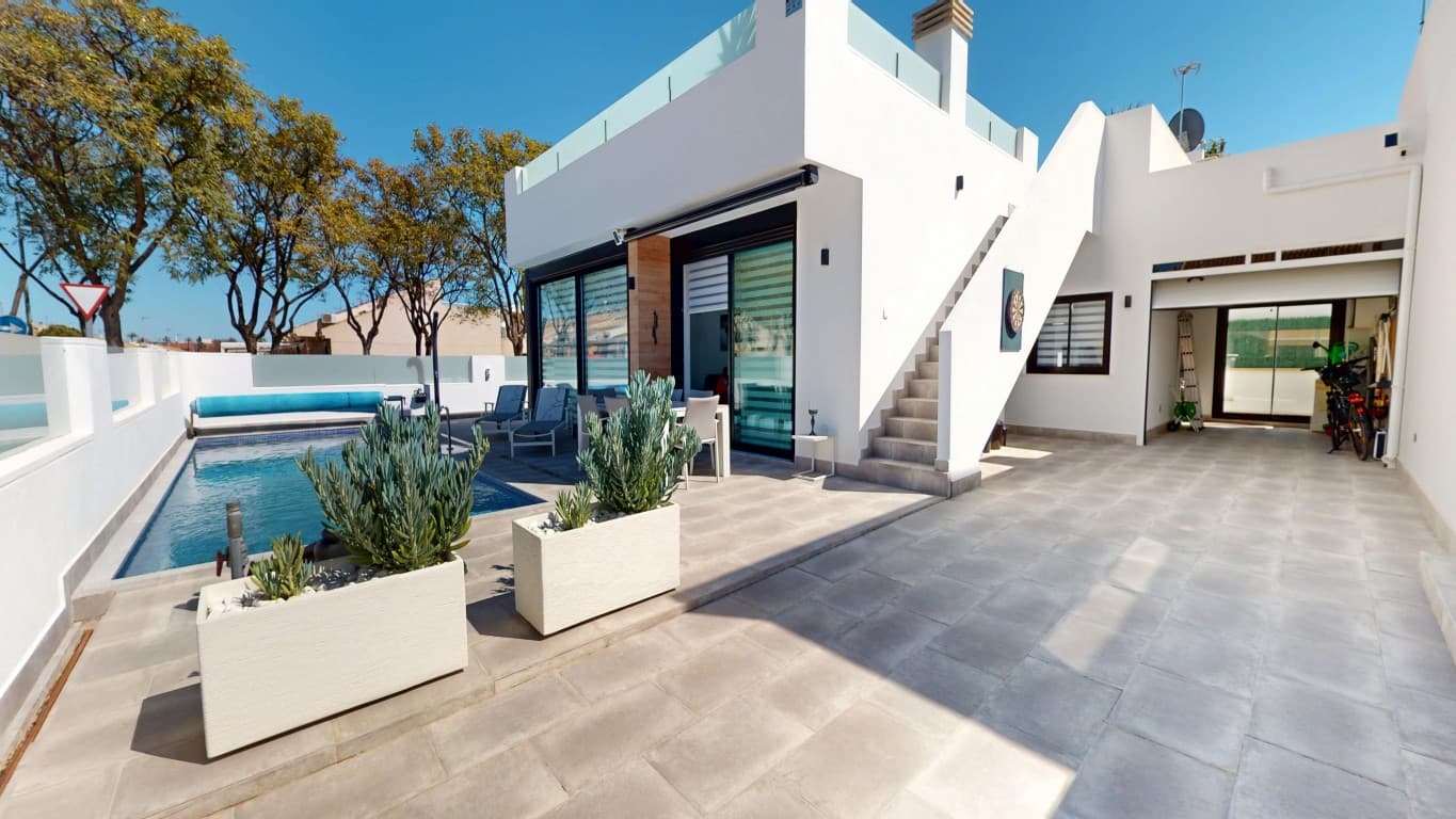 Modern corner villa with 3 bedrooms and 2 bathrooms, including one en-suite, located in a quiet and residential area of Los Alcázares, just 400 meters from the beach.All amenities such as restaurants, shops, and services are within walking distance, making this an ideal location for both permanent living and holidays.Built approximately 8 years ago, the property has been exceptionally well maintained and is in perfect condition, ready to move in. The villa offers a private garage or parking space on the plot.One of the standout features is the enlarged private swimming pool, measuring 9 x 3 meters, offering more space than standard builds. In addition, there is a very spacious solarium where you can enjoy the sun all year round.The property has a west-facing orientation. Thanks to its bungalow layout (all on one level), the garden still benefits from sunlight even during the winter months.