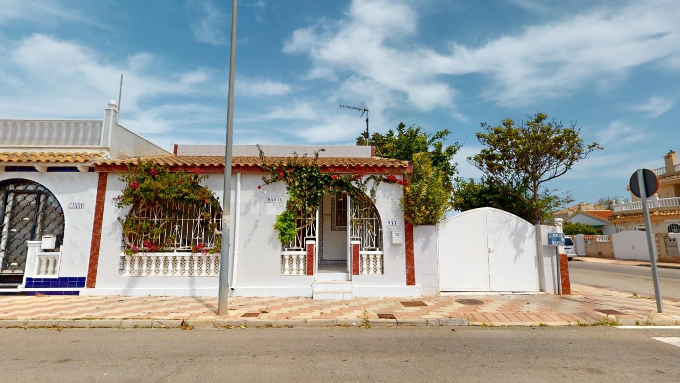 Discover this charming corner bungalow in the sought-after area of Los Narejos! This property features 2 bedrooms and 1 bathroom, offering everything you need for comfortable living under the sun. Thanks to its south-facing orientation, you can enjoy natural light all day long and a warm, inviting atmosphere.Outside, you will find a spacious solarium where you can relax, as well as parking on the plot. The location is truly ideal: within walking distance to all amenities and the beach, allowing you to fully enjoy everything this area has to offer.Whether you are looking for a holiday home, an investment, or a permanent residence, this bungalow is a unique opportunity.Don’t miss out on this opportunity and contact us today to arrange a viewing!