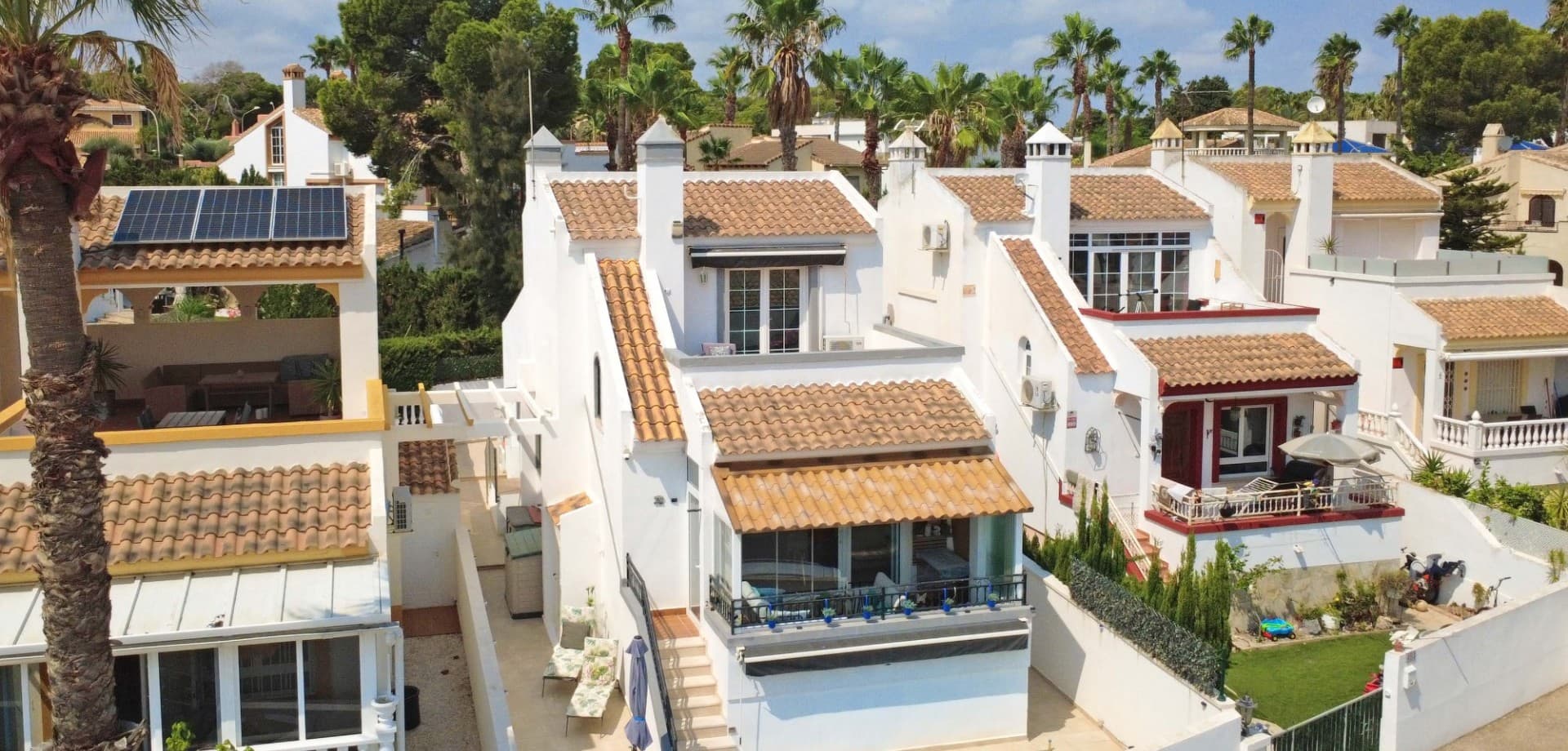This beautifully maintained villa has been thoughtfully reformed into a 3-bedroom home, offering the perfect blend of comfort and style. The property features a private pool, three bathrooms (two of which are en-suite), a spacious kitchen-diner, and a large lounge with direct access to a balcony that overlooks the pool. The balcony can be enclosed with glass curtains, creating a versatile glazed space that the current owners use as a third bedroom when needed, making it ideal for year-round enjoyment.The guest bedroom opens onto a private patio, also fitted with glass curtains, while the master bedroom boasts a generous solarium with stunning sea views. Additional highlights include air conditioning throughout, optional central heating, two large storage rooms, and an excellent location in a quiet and private area of Villamartin. All this just a short walk from the famous Villamartin Plaza and the golf course.