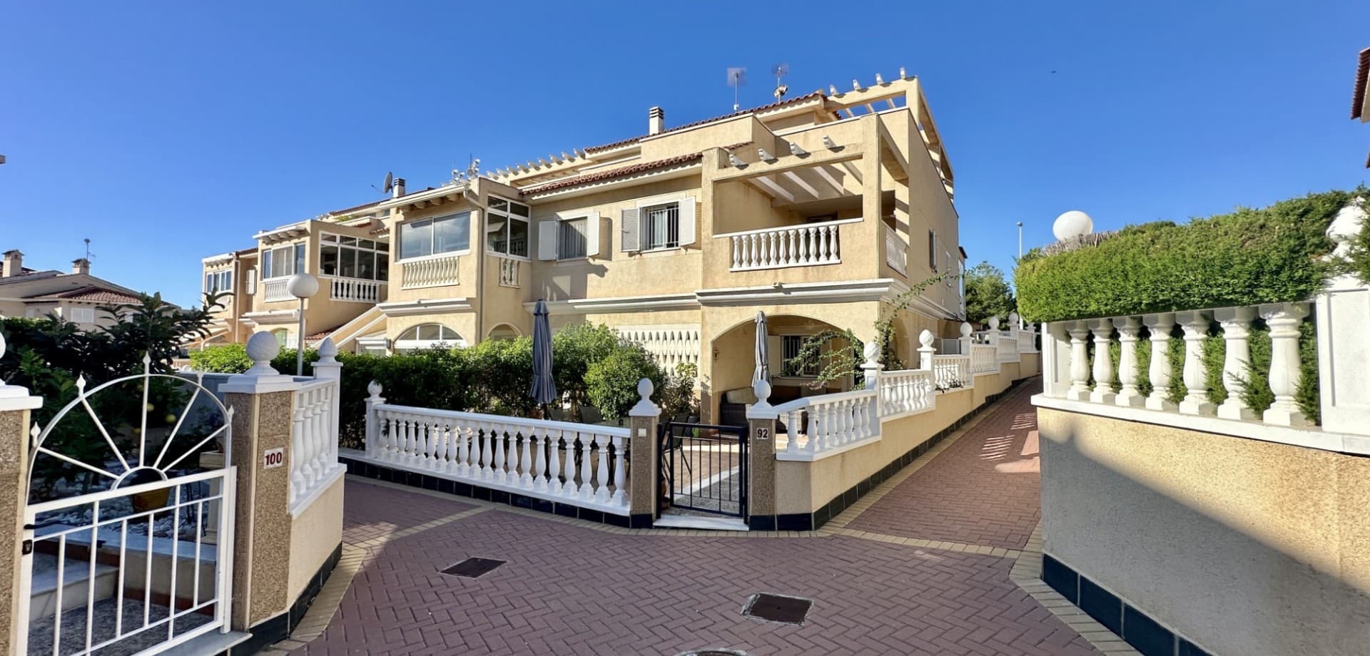 Discover this beautiful duplex located in the prestigious residential complex Zeniamar Phase V, Block 9 — a well-maintained and peaceful community with lush green areas and a large communal pool.This south-facing home is in excellent condition and offers a smart layout across three levels:Bright living and dining area with an integrated kitchen2 spacious bedrooms2 bathrooms + 1 guest toiletUtility room, gallery, and storage areaFront porch and multiple terracesImpressive solarium with both covered and open areas overlooking the poolPrivate 42 m² garden facing the poolBuilt area: 105 m²Orientation: SouthLocated just steps from Zeniamar Shopping Centre, restaurants, supermarkets, and all everyday amenities — the ideal combination of comfort, convenience, and Mediterranean lifestyle.Extras: Air conditioning, heating pump, fitted wardrobes, community pool, and private garden.