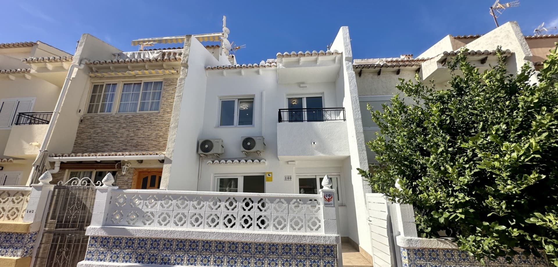 This renovated townhouse is located in the popular residential area of Los Balcones – Los Altos del Edén, Torrevieja, and offers everything you need for comfortable family living on the Costa Blanca.The property features three bedrooms and two bathrooms, a practical layout and bright interior spaces. You have two private terraces that are ideal for outdoor dining and relaxing, as well as a balcony that brings extra natural light into the home.Originally built in 1983 and recently refurbished, the house combines solid construction with updated finishes, so it is ready to move into. Comfort is ensured with two air-conditioning units, and residents can enjoy a communal swimming pool within the complex. There is also private parking within the residential area.Situated in a quiet yet convenient location, the property is close to supermarkets, restaurants, services and a short drive from the beaches of Torrevieja and Orihuela Costa.