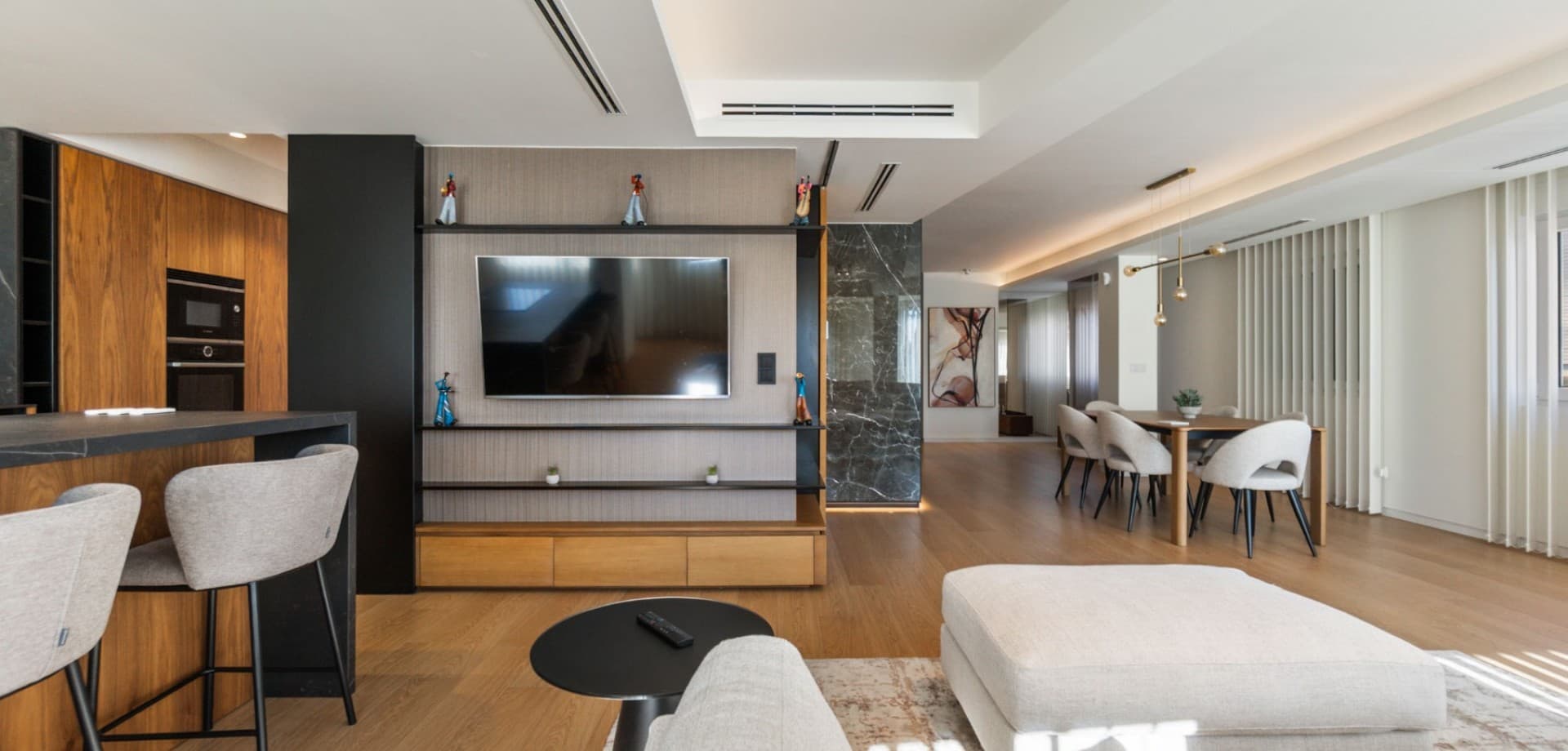 This exceptional penthouse occupies the entire top floor of the building and is the result of two apartments seamlessly combined into one spacious home of approximately 160 m². Fully renovated using premium materials and finishes, the property offers a rare blend of space, quality, and prime location in central Torrevieja.The interior features two generous bedrooms and two modern bathrooms, designed for both comfort and functionality. The layout is bright and open, with excellent natural light throughout, creating a refined yet welcoming living environment.Located just a short walk from the beach, the church, and all central amenities, this penthouse allows you to enjoy Torrevieja’s vibrant lifestyle without the need for a car. Shops, restaurants, cafés, and the promenade are all within easy reach.On top of the building there is a large, private storage.A unique opportunity to own a one-of-a-kind top-floor property in one of Torrevieja’s most sought-after central locations — ideal as a permanent residence, luxury holiday home, or high-value investment.On top of the building there is a large, private storage.